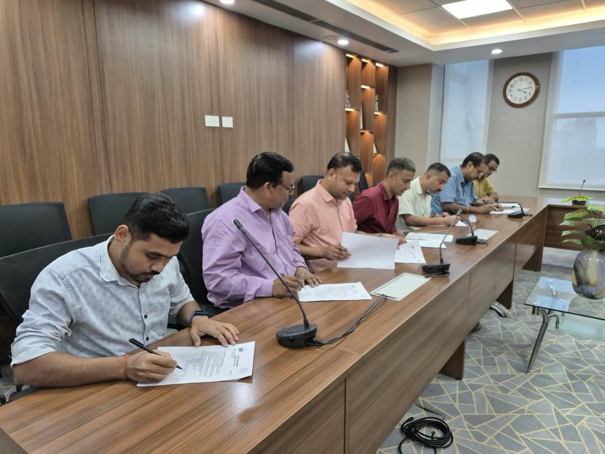 stpi_kolkata's tweet photo. एस.टी.पी.आई-कोलकाता में हिंदी पखवाड़ा-2026 के अंतर्गत आज 'हिन्दी में टिप्पणी लेखन' प्रतियोगिता का सफल आयोजन संपन्न हुआ। सभी अधिकारियों एवं कर्मचारियों ने उत्साह से भाग लिया। राजभाषा हिंदी के अधिकाधिक प्रयोग हेतु हम प्रतिबद्ध हैं। #HindiPakhwada2026 #STPIKolkata https://t.co/1XJ9ctrC7h