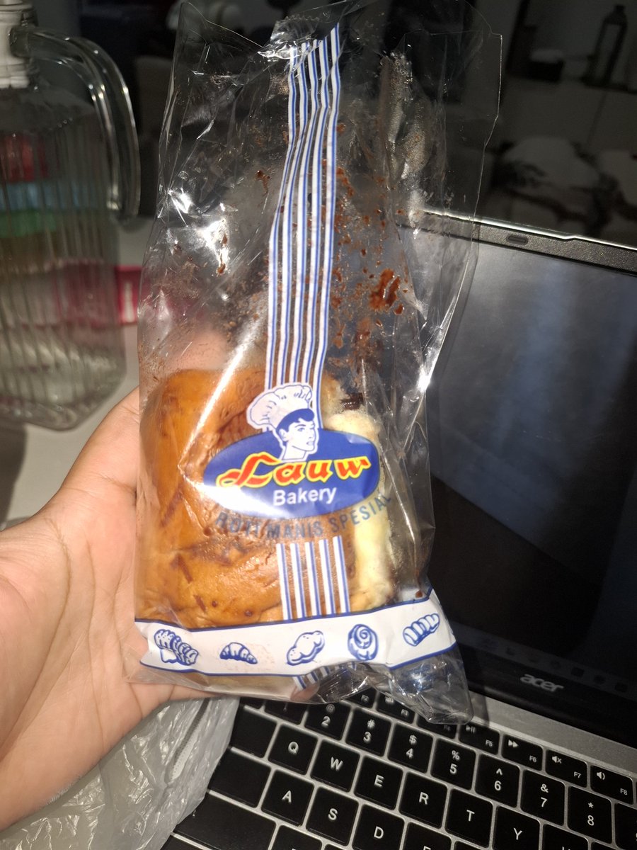 cecannnihhh's tweet photo. Pliss siapapun haruss nyobain ini td pagi pas berangkat kerja iseng nyobain roti ini karna sering ngelewatinnnn, ternyata gongg enak bgtttt pliss larisin gesss jualannya tersembuyii di belakang halte kebon siriii, td aku beli varian daging sm ini coklat kejuu plisssss enakk 😭 https://t.co/9m0QejQCX3