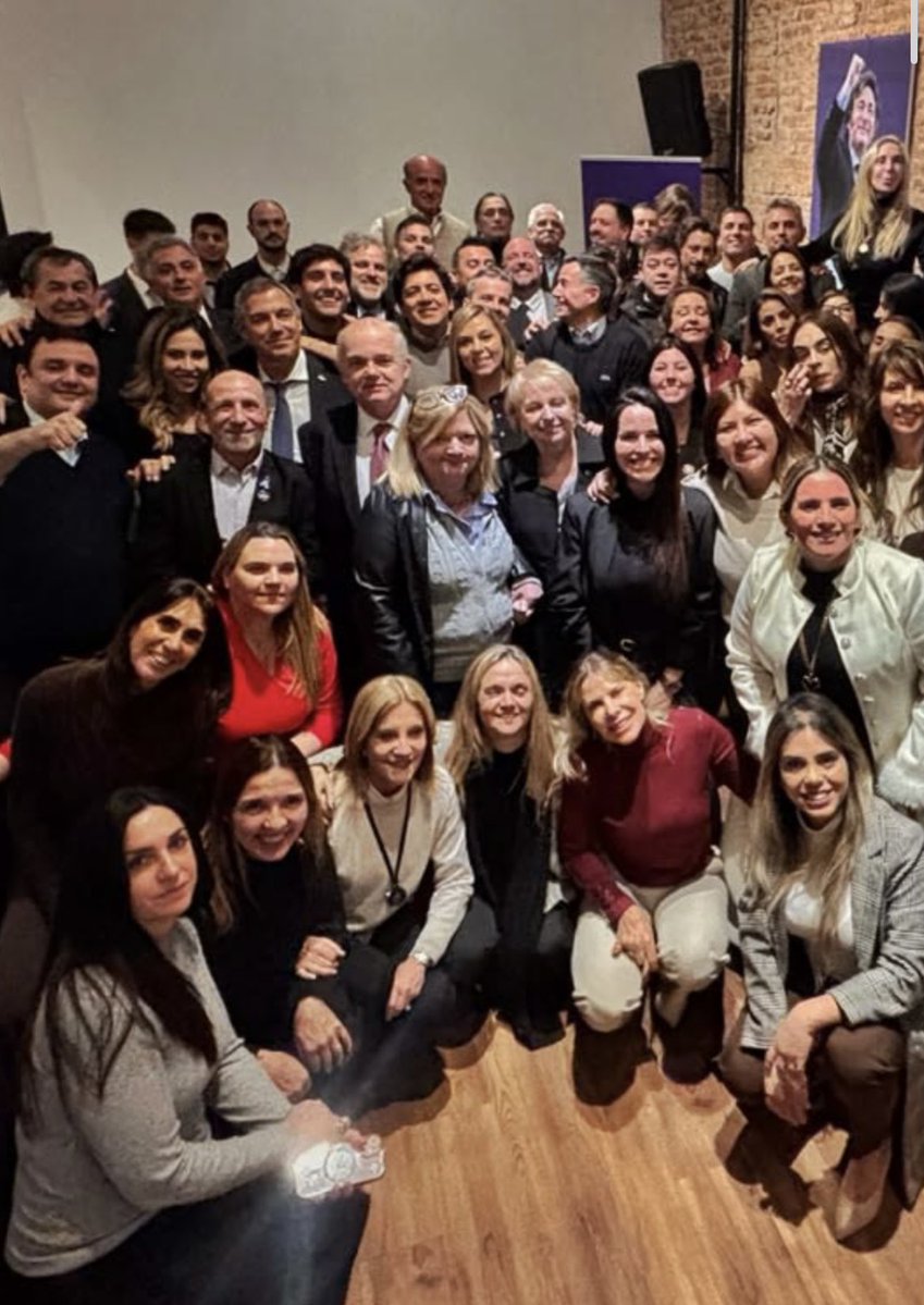 _castalan's tweet photo. ¿Qué pasa @catalanlisandro que no estás en la foto? ¿Tus compañeritos se olvidaron de vos? 

No es por ser malo, pero alguien debería decirte que me parece que te están dejando afuera, eh. https://t.co/8am8B2wYB1