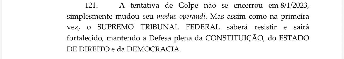 silveiraezequie's tweet photo. O último parágrafo da “defesa”/vômito de Moraes revela coisas importantes:

1. Moraes continua usando a “defesa da democracia” como escudo para tentar esconder seus maus feitos.
2. Mais uma vez, trata o STF como se fosse ele próprio.
3. Tenta transformar a tentativa de investigá-lo em um golpe contra a democracia.

O problema é que ninguém mais cai nessa ladainha.

Até mesmo aqueles que chancelaram seus abusos nos julgamentos do 8 de janeiro agora começam a se voltar contra o abusador.

Mas há algo ainda mais importante. O próprio Moraes nos entrega aquilo que nem nós esperávamos: a conexão entre o 8 de janeiro e o caso Master.

Moraes constrói a narrativa de que qualquer investigação contra ele e contra aqueles que participaram das decisões do 8/1 seria apenas uma nova etapa da mesma suposta tentativa de golpe contra a democracia.

Ou seja: na própria defesa, Moraes coloca os dois episódios dentro da mesma narrativa política.

Sendo assim, sua queda hoje necessariamente deverá levar à reavaliação dos julgamentos do 8 de janeiro. Afinal, se Moraes mente ao dizer que investigá-lo é golpe de Estado, quem garante que ele não mentiu também ao afirmar que o 8 de janeiro foi um golpe de Estado?

Curioso pensar que o desespero e as bravatas do próprio algoz nos deram aquilo de que precisávamos para buscar justiça.

Moraes precisa ser afastado hoje. E os processos do 8/1 precisam ser reavaliados e anulados, porque foram relatados por um juiz parcial e, ao que tudo indica, corrupto.