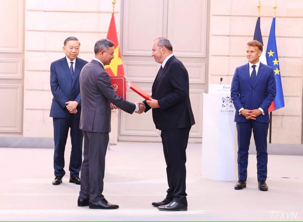 JGuerrier_EU's tweet photo. Congratulations to all involved in the recent signing of the Water Resources Mobilisation and Security Project implemented in the Vietnamese province of Dien Bien 🇻🇳 – one of various highlights from the visit to France 🇫🇷 of General Secretary and President To Lam. (1/3) https://t.co/WlnF9cpXCt