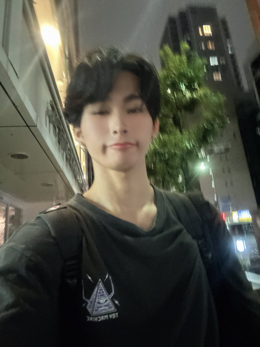 nvln_kou's tweet photo. 俺たちがライブするにはみんなが必要だよ
いつもありがとう！
今日のライブ雨の中来てくれて本当に嬉しかったよ‼️
次回のライブも待ってるねん！ https://t.co/TOZmJqVAIN