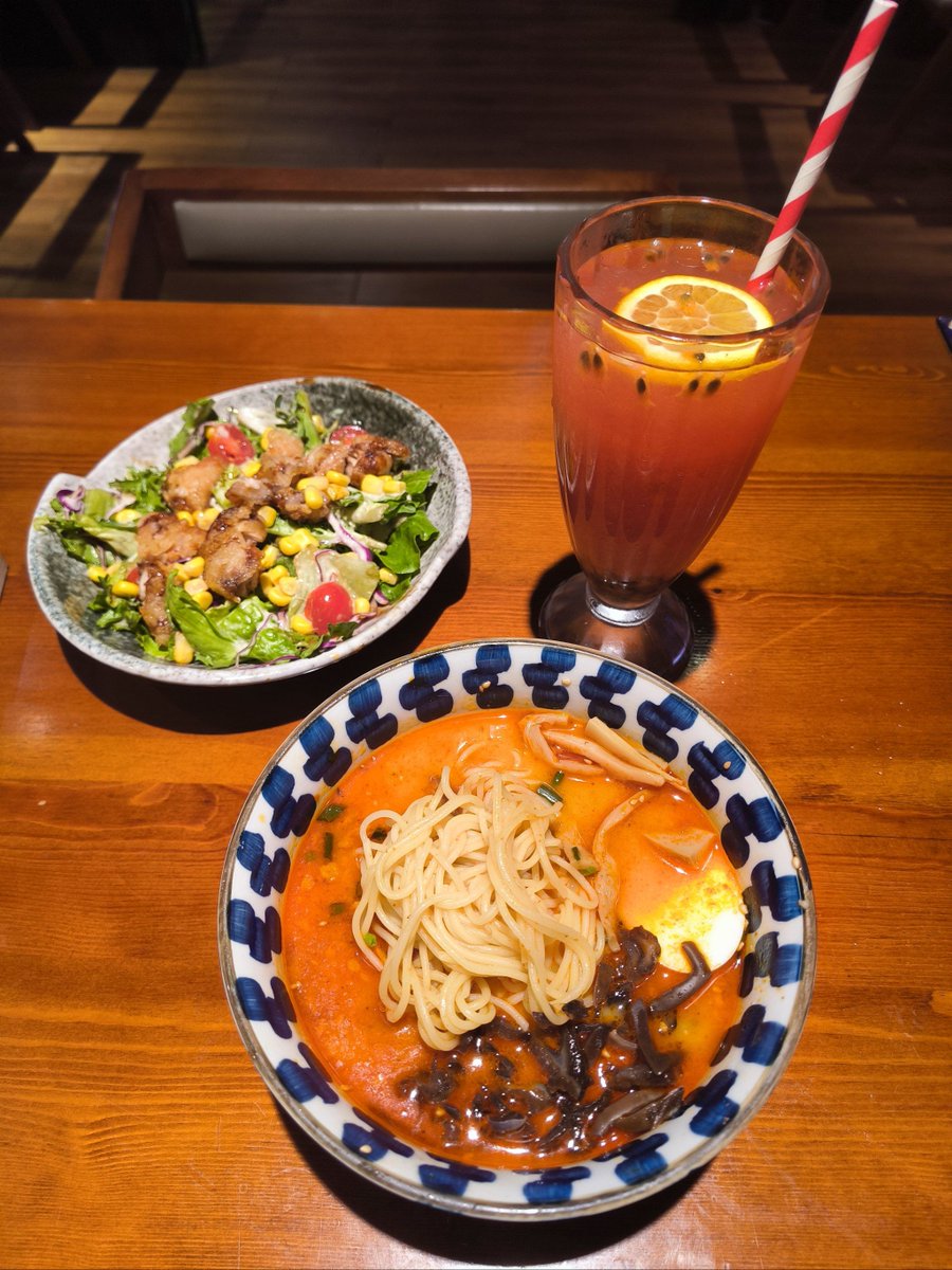 elfij222543's tweet photo. Late night hunger hits different here—warm miso soup, steamed pork buns, and quiet chats that taste like home. https://t.co/1Wplp23P0j