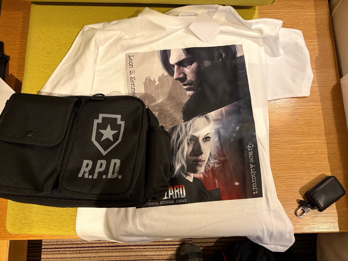 tetsu123_'s tweet photo. 明日もユニバだからポーチとシャツ買ったからこれでいくか
ポーチでかくてめちゃ収納できる https://t.co/W09OkiTqqz