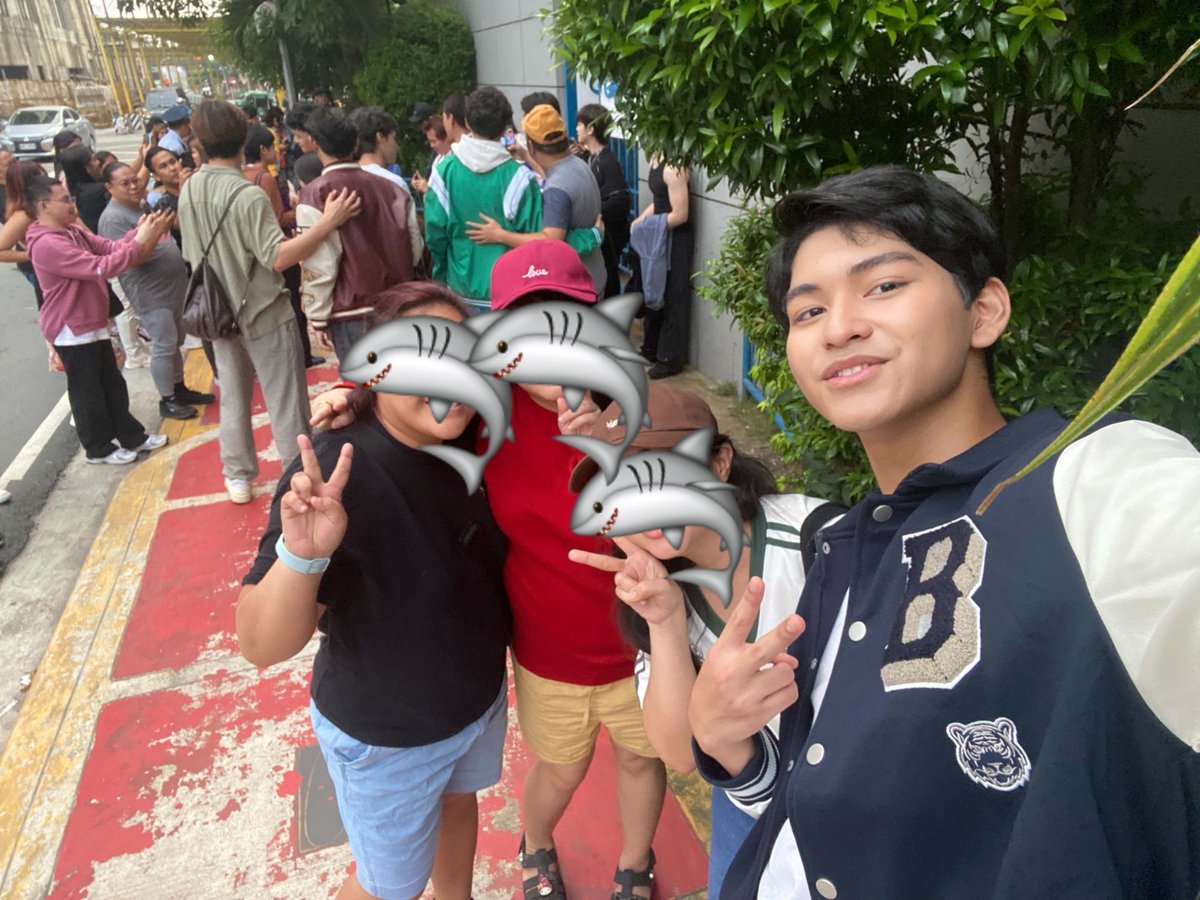 RV_UNIS_Ria's tweet photo. [💭🦈✨️]

Met Thirdy (@ThirdyDangca) last time! We just happened to see him on street, and kahit busy and maraming tao, siya mismo yung naghawak ng phone for us. 😭

Very down-to-earth, talented and mabait... Our little brother 🤗

Wag n’yong kalimutang i-follow ang socials niya and let’s support him sa mga future guestings niya. 

Socials: 
FB: Third Gimena Dangca Official 
https://t.co/HtiBDVNpz7…
Tiktok: 
https://t.co/nWFqTY78m1
IG: third_gerard
https://t.co/upf8lfVMZy…
X : thirdydangca

Looking forward to seeing more from Thirdy! More Sharkyns to come. 🦈

#thirdangca #3rdgd #thirdydangca #thirdy