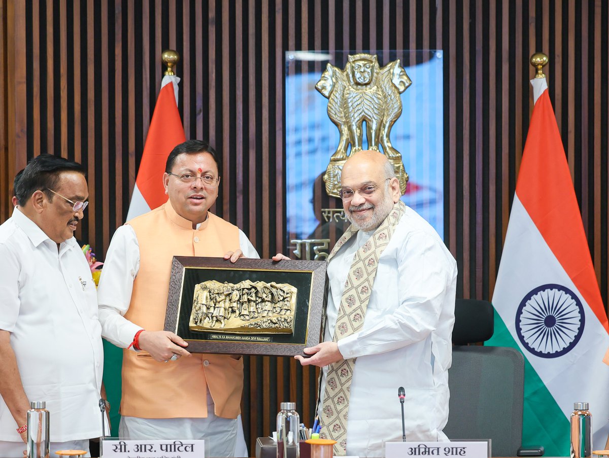 pushkardhami's tweet photo. नई दिल्ली में आदरणीय केंद्रीय गृह एवं सहकारिता मंत्री श्री @AmitShah जी की अध��यक्षता में कर्तव्य भवन में हुई महत्वपूर्ण बैठक में वर्षों से लंबित किशाऊ बहुउद्देशीय बांध परियोजना के क्रियान्वयन की दिशा में ऐतिहासिक पहल हुई। इस अवसर पर उत्तराखण्ड, उत्तर प्रदेश, हरियाणा, राजस्थान, दिल्ली एवं हिमाचल प्रदेश के बीच समझौता ज्ञापन (MoU) पर हस्ताक्षर किए।

वर्ष 1940 में परिकल्पित किशाऊ परियोजना लगभग आठ दशकों से प्रतीक्षित रही है। आज आदरणीय प्रधानमंत्री श्री @narendramodi जी के नेतृत्व में दशकों से लंबित महत्वपूर्ण परियोजनाओं को गति देने के संकल्प के क्रम में यह ���रियोजना निर्णायक चरण में पहुंची है। 422 मेगावाट विद्युत उत्पादन क्षमता वाली यह बहुउद्देशीय परियोजना जल सुरक्षा, ऊर्जा, सिंचाई, पेयजल एवं यमुना के पुनर्जीवीकरण की दिशा में महत्वपूर्ण योगदान देगी।

इस दौरान माननीय केंद्रीय जल शक्ति मंत्री श्री @CRPaatil जी, उत्तर प्रदेश के माननीय मुख्यमंत्री श्री @myogiadityanath जी, हरियाणा के माननीय मुख्यमंत्री श्री @NayabSainiBJP जी, दिल्ली की माननीय मुख्यमंत्री श्रीमती @gupta_rekha जी व राजस्थान के माननीय मुख्यमंत्री श्री @BhajanlalBjp जी उपस्थित रहे।