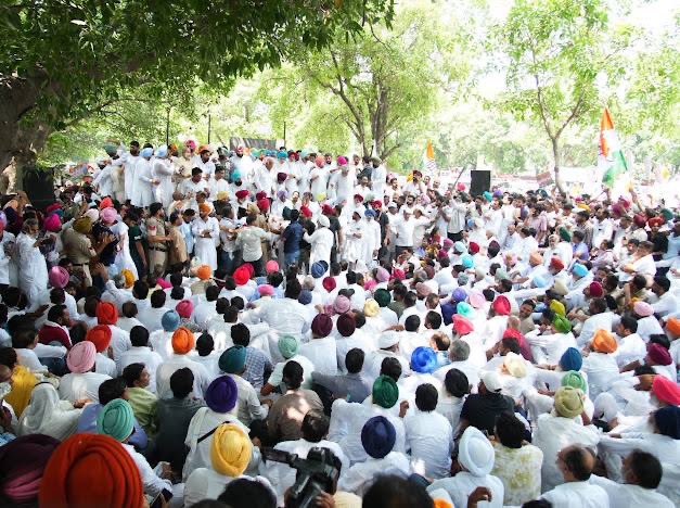 SachinPilot's tweet photo. पंजाब में AAP की सरकार है। इस सरकार की जिम्मेदारी है कि नौजवानों को नशे के जाल से बचाए।

नशे के खिलाफ आवाज उठाने वाले स्व. गुलजार सिंह जी ने AAP मंत्री हरपाल चीमा से सवाल पूछा था। उन्हें मानसिक रूप से प्रताड़ित किया गया कि उन्होंने मजबूर होकर जहर खा लिया। उनके अंतिम संस्कार में परिवार को उनके अधिकारों से वंचित रखा गया - आखिरी दर्शन भी नहीं करने दिए गए।

मंत्री हरपाल चीमा के खिलाफ FIR कब दर्ज होगी और उन्हें मंत्री पद से क्यों नहीं हटाया जा रहा है? 

आज चंडीगढ़ में आयोजित विशाल मार्च में प्रदेश अध्यक्ष @RajaBrar_INC जी, पूर्व मुख्यमंत्री @CHARANJITCHANNI  जी, नेता प्रतिपक्ष @Partap_Sbajwa  जी, सांसद @Sukhjinder_INC जी सहित पदाधिकारियों और कार्यकर्ताओं के साथ सम्मिलित हुआ। 
#JusticeForGulzarSingh

@RahulGandhi @kcvenugopalmp @priyankagandhi @VijayIndrSingla @INCIndia @INCPunjab