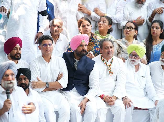 SachinPilot's tweet photo. पंजाब में AAP की सरकार है। इस सरकार की जिम्मेदारी है कि नौजवानों को नशे के जाल से बचाए।

नशे के खिलाफ आवाज उठाने वाले स्व. गुलजार सिंह जी ने AAP मंत्री हरपाल चीमा से सवाल पूछा था। उन्हें मानसिक रूप से प्रताड़ित किया गया कि उन्होंने मजबूर होकर जहर खा लिया। उनके अंतिम संस्कार में परिवार को उनके अधिकारों से वंचित रखा गया - आखिरी दर्शन भी नहीं करने दिए गए।

मंत्री हरपाल चीमा के खिलाफ FIR कब दर्ज होगी और उन्हें मंत्री पद से क्यों नहीं हटाया जा रहा है? 

आज चंडीगढ़ में आयोजित विशाल मार्च में प्रदेश अध्यक्ष @RajaBrar_INC जी, पूर्व मुख्यमंत्री @CHARANJITCHANNI  जी, नेता प्रतिपक्ष @Partap_Sbajwa  जी, सांसद @Sukhjinder_INC जी सहित पदाधिकारियों और कार्यकर्ताओं के साथ सम्मिलित हुआ। 
#JusticeForGulzarSingh

@RahulGandhi @kcvenugopalmp @priyankagandhi @VijayIndrSingla @INCIndia @INCPunjab