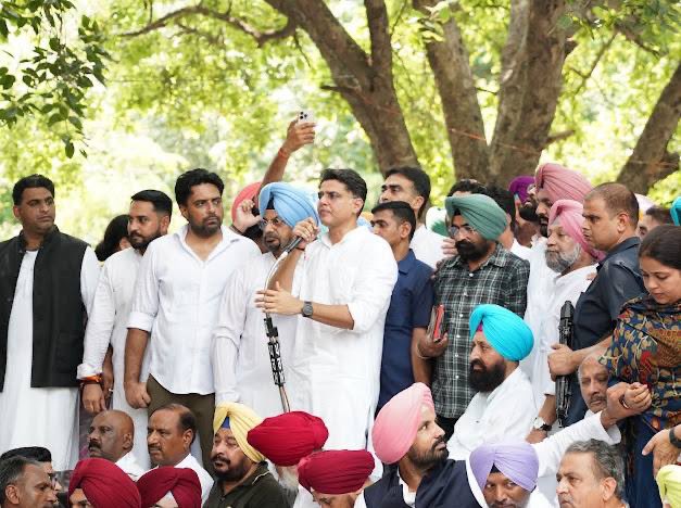 SachinPilot's tweet photo. पंजाब में AAP की सरकार है। इस सरकार की जिम्मेदारी है कि नौजवानों को नशे के जाल से बचाए।

नशे के खिलाफ आवाज उठाने वाले स्व. गुलजार सिंह जी ने AAP मंत्री हरपाल चीमा से सवाल पूछा था। उन्हें मानसिक रूप से प्रताड़ित किया गया कि उन्होंने मजबूर होकर जहर खा लिया। उनके अंतिम संस्कार में परिवार को उनके अधिकारों से वंचित रखा गया - आखिरी दर्शन भी नहीं करने दिए गए।

मंत्री हरपाल चीमा के खिलाफ FIR कब दर्ज होगी और उन्हें मंत्री पद से क्यों नहीं हटाया जा रहा है? 

आज चंडीगढ़ में आयोजित विशाल मार्च में प्रदेश अध्यक्ष @RajaBrar_INC जी, पूर्व मुख्यमंत्री @CHARANJITCHANNI  जी, नेता प्रतिपक्ष @Partap_Sbajwa  जी, सांसद @Sukhjinder_INC जी सहित पदाधिकारियों और कार्यकर्ताओं के साथ सम्मिलित हुआ। 
#JusticeForGulzarSingh

@RahulGandhi @kcvenugopalmp @priyankagandhi @VijayIndrSingla @INCIndia @INCPunjab