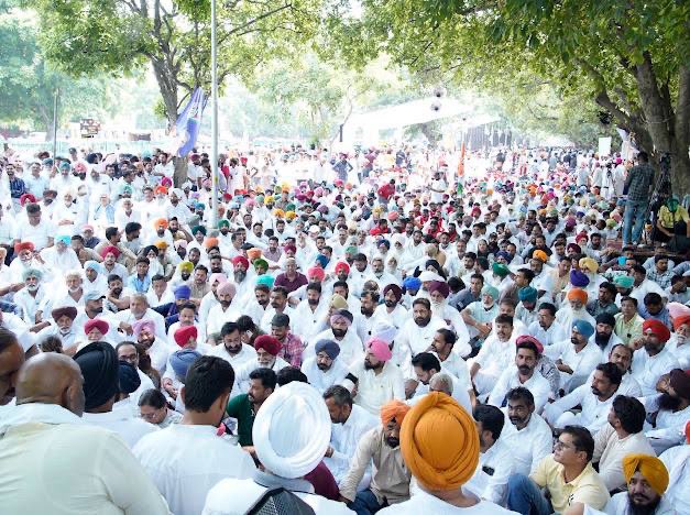 SachinPilot's tweet photo. पंजाब में AAP की सरकार है। इस सरकार की जिम्मेदारी है कि नौजवानों को नशे के जाल से बचाए।

नशे के खिलाफ आवाज उठाने वाले स्व. गुलजार सिंह जी ने AAP मंत्री हरपाल चीमा से सवाल पूछा था। उन्हें मानसिक रूप से प्रताड़ित किया गया कि उन्होंने मजबूर होकर जहर खा लिया। उनके अंतिम संस्कार में परिवार को उनके अधिकारों से वंचित रखा गया - आखिरी दर्शन भी नहीं करने दिए गए।

मंत्री हरपाल चीमा के खिलाफ FIR कब दर्ज होगी और उन्हें मंत्री पद से क्यों नहीं हटाया जा रहा है? 

आज चंडीगढ़ में आयोजित विशाल मार्च में प्रदेश अध्यक्ष @RajaBrar_INC जी, पूर्व मुख्यमंत्री @CHARANJITCHANNI  जी, नेता प्रतिपक्ष @Partap_Sbajwa  जी, सांसद @Sukhjinder_INC जी सहित पदाधिकारियों और कार्यकर्ताओं के साथ सम्मिलित हुआ। 
#JusticeForGulzarSingh

@RahulGandhi @kcvenugopalmp @priyankagandhi @VijayIndrSingla @INCIndia @INCPunjab