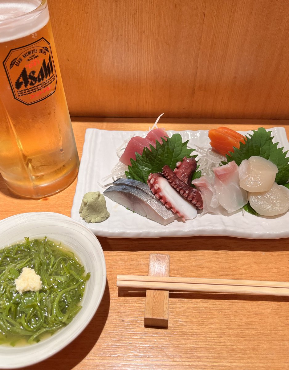 StoneColdMariko's tweet photo. お疲れさまです。
今宵は居酒屋さんのカウンターで一杯🍺

疲れた〜💦 https://t.co/zFMaqAdUsj