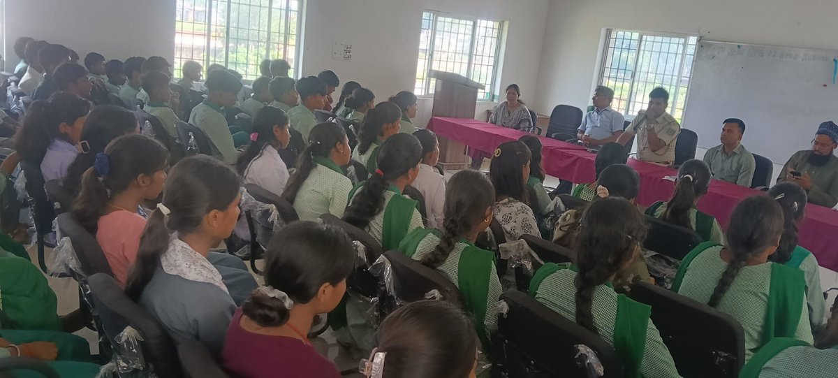 sohansingh05's tweet photo. चलकुशा में पुलिस की पाठशाला, विद्यार्थियों को साइबर फ्रॉड और नशे से बचने का दिया संदेश
हजारीबाग। पुलिस अधीक्षक के निर्देश पर मंगलवार को चलकुशा थाना प्रभारी ने उत्क्रमित +2 उच्च विद्यालय, चलकुशा में जागरूकता कार्यक्रम आयोजित किया। विद्यालय के शिक्षकों की उपस्थिति में 10वीं और 12वीं कक्षा के विद्यार्थियों से साइबर अपराध, सामाजिक कुरीतियों और नशामुक्ति जैसे महत्वपूर्ण विषयों पर संवाद किया गया।
पुलिस ने विद्यार्थियों को साइबर ठगी के बढ़ते मामलों के प्रति सतर्क रहने की सलाह दी। अनजान लिंक पर क्लिक नहीं करने, ओटीपी अथवा बैंक संबंधी गोपनीय जानकारी किसी से साझा नहीं करने और संदिग्ध ऑनलाइन गतिविधियों से सावधान रहने की जानकारी दी गई।
इसके साथ ही बच्चों को नशे के दुष्प्रभावों और सामाजिक कुरीतियों से दूर रहने के लिए प्रेरित किया गया। पुलिस अधिकारियों ने विद्यार्थियों से कहा कि जागरूकता और सतर्कता ही साइबर अपराध से बचाव का सबसे मजबूत हथियार है। कार्यक्रम के दौरान विद्यार्थियों ने भी विभिन्न विषयों पर सवाल पूछे, जिनका पुलिस पदाधिकारी ने जवाब दिया।
@HazaribagPolice @JharkhandPolice