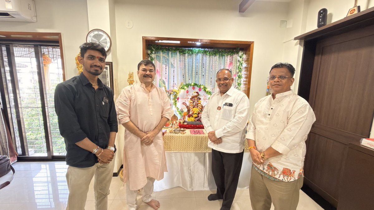 GaneshKhankar's tweet photo. श्रीगणेशोत्सवाच्या मंगलमय पर्वानिमित्त अभिनेते श्री. प्रशांत दामले यांच्या निवासस्थानी विराजमान झालेल्या श्रीगणरायाचे मनोभावे दर्शन घेतले. 🙏🌺

#GanpatiBappaMorya #GanpatiDarshan #GaneshChaturthi #MumbaiGanpati

[ Ganpati Darshan, Ganpati Bappa Morya, Ganesh Chaturthi, Mumbai Ganpati, Ganpati Celebration, Prashant Damle, Ganesh Utsav ]