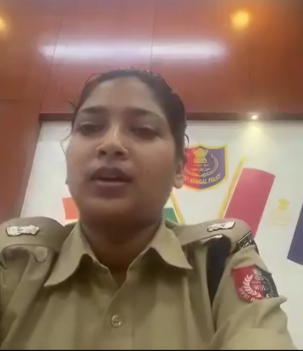 Jatassociation's tweet photo. यह वही महिला पुलिस अधिकारी है जो सोशल मीडिया पर वर्दी पहने हुए अपने ऑफिस की चेयर पर बैठते हुए वीडियो बना कर सबसे पहले जय हिंद ना बोल कर अस्सलाम वालेकुम बोल रही थी |

महिला दो हजार इक्कीस बैच की क्वालिफाइड आईपीएस है जिसको विभाग में सेवाएं देते हुए लगभग पांच साल पूरे हो गए लेकिन यह नहीं सीखी कि किसी भी अधिकारी के लिए जय हिंद कहना ही उसका धर्म है |

अब जैसे ही इस महिला आईपीएस ने अस्सलाम वालेकुम और इंशाह आल्हा जैसे शब्दों का इस्तेमाल कर वैसे ही सोशल मीडिया पर आवाज उठने लगी कि महिला इतनी कट्टर है तो उन मामलों में क्या एक्शन लेती होगी जिन मामलों में किसी हिंदू का शोषण मजहबी ने करा हो |

सोशल मीडिया पर मामला इतना वायरल हुआ कि सीधा वाहन तक पहुंच गया जहां तक लाखों सोशल मीडिया यूजर पहुचाना चाहते थे | 

अब सुनने में आ रहा है कि पश्चिम बंगाल सरकार ने इस रिलीजियस महिला आईपीएस को स्टेट आर्म्ड पुलिस विभाग में ट्रांसफर कर भेज दिया है और बाकी अधिकारियों को समझा दिया कि वर्दी पहनने वालों के लिए मजहब नहीं ड्यूटी पहले जरूरी है |

अब हिंदुओं के लिए जरूरी समझने वाली बात यह है कि एक तरफ हमारे हिंदू पुलिस अधिकारी हमारे ही त्योहारों के बीच में घुस कर गणेश शोभायात्र के दौरान बजाए जा रहे डीजे को साउंड मीटर से नापा करते हैं लेकिन मजहबी रैली में मीटर लेकर नहीं घुसते |

दूसरी तरह सामने वाले विचारों के अधिकारी ऑन कैमरा सोशल मीडिया और लाइव आ कर अपनी मजहबी मानसिकता का प्रदर्शन करने से बिल्कुल नहीं चूकते | इसी लिए बंगाल में हिंदू आज दबा कुचला हो गया और बांग्लादेश से आए घुसपैठिए बब्बर शेर |