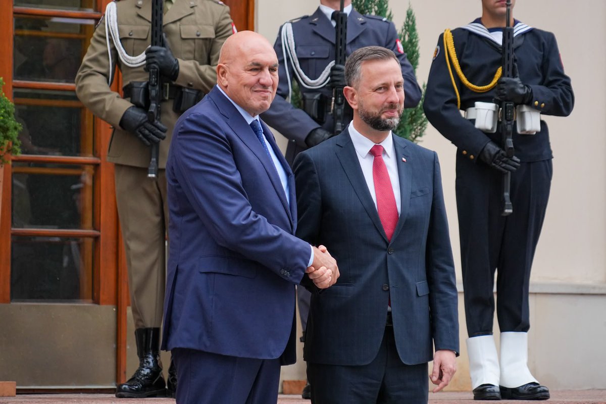 MinisteroDifesa's tweet photo. "Cordiale e proficuo incontro con l'amico e collega polacco @KosiniakKamysz. 
Italia e Polonia sono unite da un legame antico, testimoniato persino dai nostri inni nazionali: in quello polacco viene citata l’Italia e in quello italiano la Polonia. Un rapporto che oggi si traduce in una visione comune delle sfide che abbiamo davanti.
Abbiamo analizzato l’evoluzione della situazione in Ucraina. Condiviso l’impegno a continuare a sostenerla, ricordando che ogni soldato ucraino che perde la vita per difendere il proprio Paese sta, in realtà, difendendo anche una parte d’Europa. Questo impone all’Europa di rafforzare rapidamente le proprie capacità di difesa e deterrenza. 
Difendere la Polonia significa difendere l’Italia e, più in generale, difendere l’Europa significa difendere ciascuna delle nostre Nazioni.
Con il Ministro Kosiniak-Kamysz condividiamo l’obiettivo di contribuire alla costruzione di una difesa europea nella sua dimensione continentale che vada oltre i 27 Stati membri della UE, forte e complementare alla NATO. Un’Europa capace di proteggere le proprie popolazioni e di far comprendere a qualunque possibile avversario che colpire una delle nostre Nazioni significa confrontarsi con tutti noi.
La forza dell’Europa sta nella cooperazione. Pensare che ciascun Paese possa affrontare da solo le minacce di oggi significa renderlo più debole. Più siamo capaci di lavorare insieme, più forte diventa ogni singola Nazione e più credibile diventa la nostra deterrenza. 
La Polonia è un esempio per la rapidità con cui ha reagito al nuovo scenario di sicurezza e per quanto sta facendo sul Fianco Est. L’Italia continuerà a garantire il proprio contributo alla NATO e alla sicurezza dell’area, dove sono impegnati oltre 2.000 militari italiani.
Dobbiamo lavorare insieme anche sul futuro della Difesa: difesa aerea integrata, spazio, intelligenza artificiale, sistemi unmanned e robotici, contrasto alle minacce ibride, mobilità militare e cooperazione industriale. In questa fase serve più che mai condividere capacità tra Alleati perché un alleato più forte rende più forti tutti noi.
Italia e Polonia hanno in comune, inoltre, la volontà di rafforzare l’industria europea della difesa e sviluppare nuove forme di cooperazione, dagli elicotteri agli F-35, fino alle infrastrutture strategiche necessarie alla NATO".
Così il Ministro @GuidoCrosetto a Varsavia nell’ambito della serie di visite ufficiali all’estero attualmente in corso.