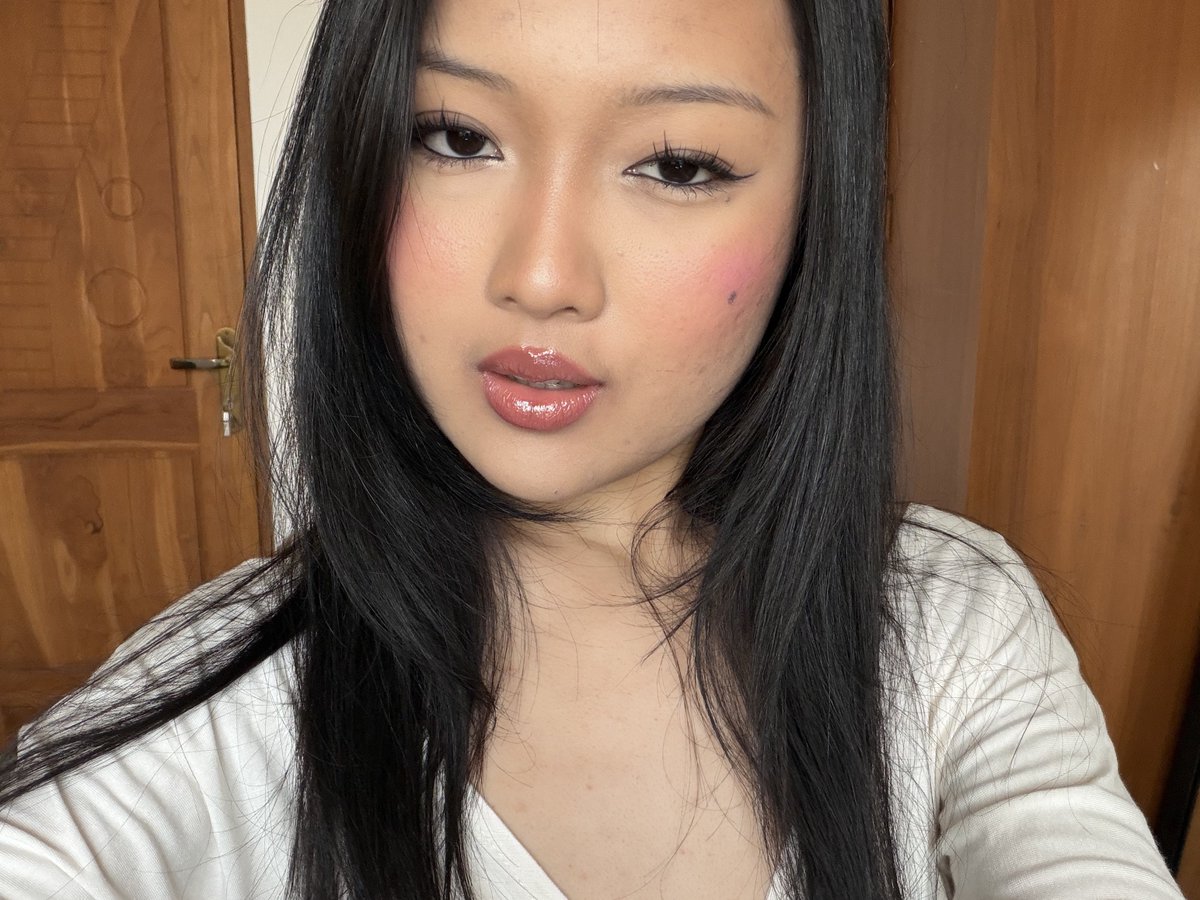 myskinpicks's tweet photo. yesterday’s look🤍 https://t.co/7mGcHJBWmG