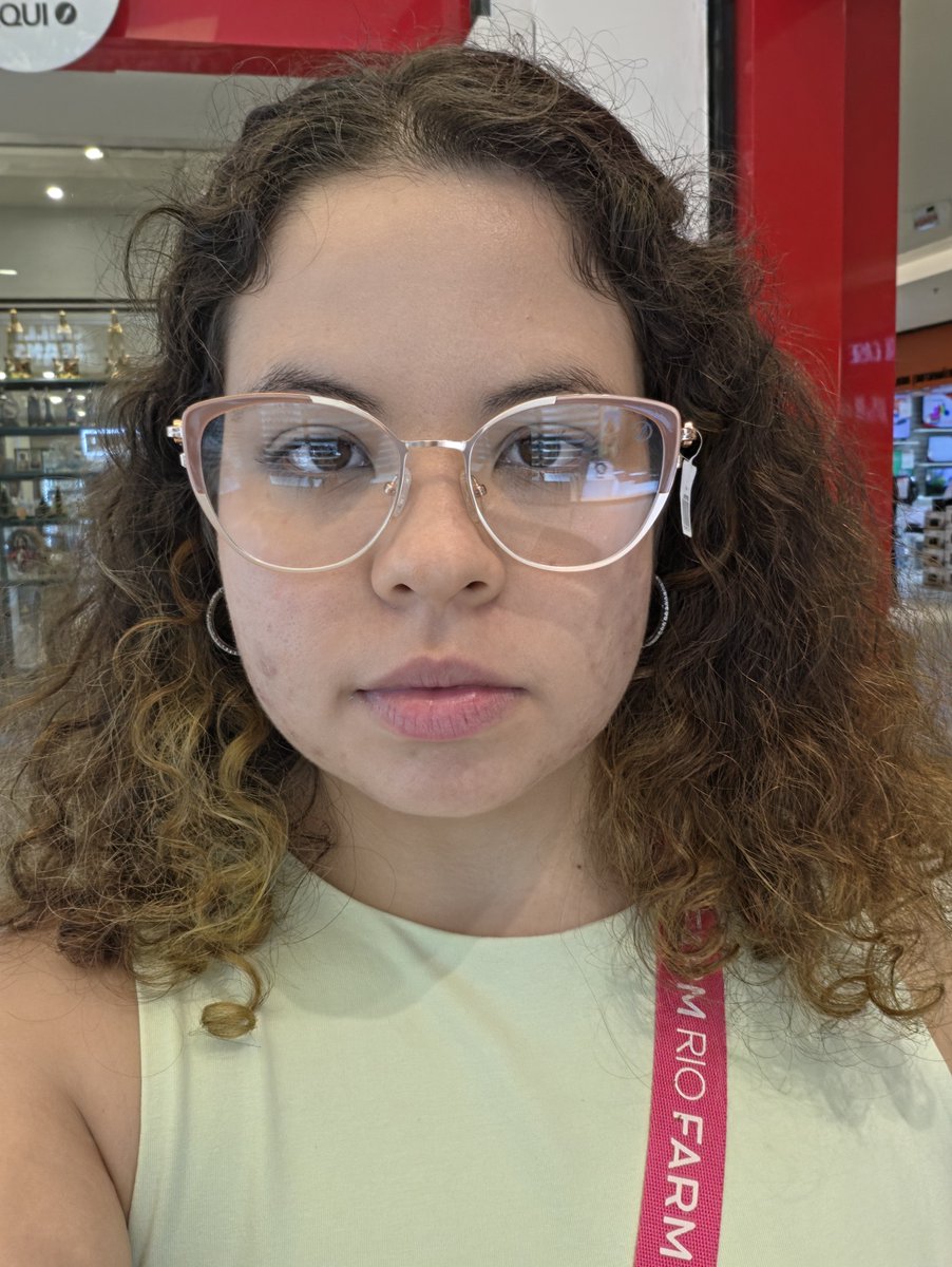tedeahaga's tweet photo. fui na ótica olhar óculos pq tô precisando ja q o meu ta indo c Deus mas eu meio q nao queria precisar de outro (gosto mto do meu)

o meu // o ÚNICO q gostei https://t.co/R6vxT8Ed1S