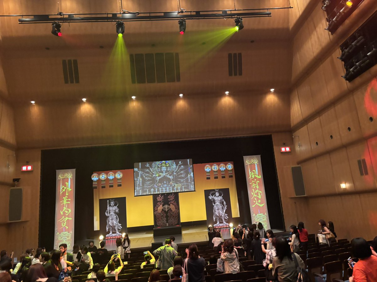 NeNoHi02h's tweet photo. ドンデコルテ単独は笑いっぱなしで楽しく疲れる最高の時間でした。
舞台セットや装飾は漫才と言うより怪談なところ含め、めちゃ好みでした。
それにしてもRPGは非課税はを盲点やった
#ドンデコルテ
#ひとたまりもない
#リクジャム水曜 https://t.co/ma9inJPblz