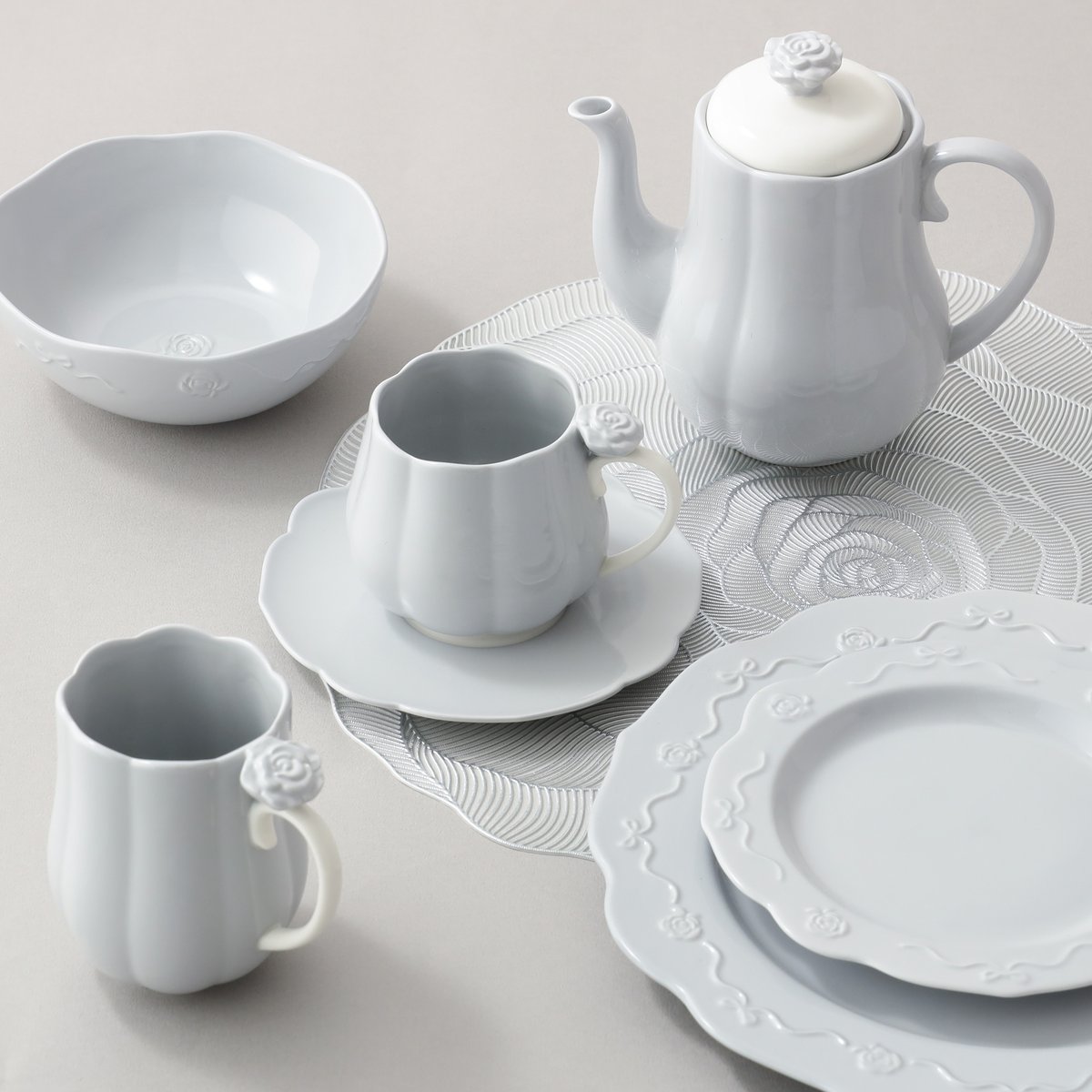 Francfranc_web's tweet photo. ＼どのコーディネートがすき？／
バラとリボンのデザインが上品な
テーブルウェアが新登場🌹

ハロウィンはもちろん、季節問わず食卓を彩ってくれます。バラを立体的にあしらい、��ボンデザインを取り⼊れました🎀ぜひティータイ��やハロウィンパーティーを楽しんでね🍰

https://t.co/6vAx8Sxnst https://t.co/m9gZcQsyqR
