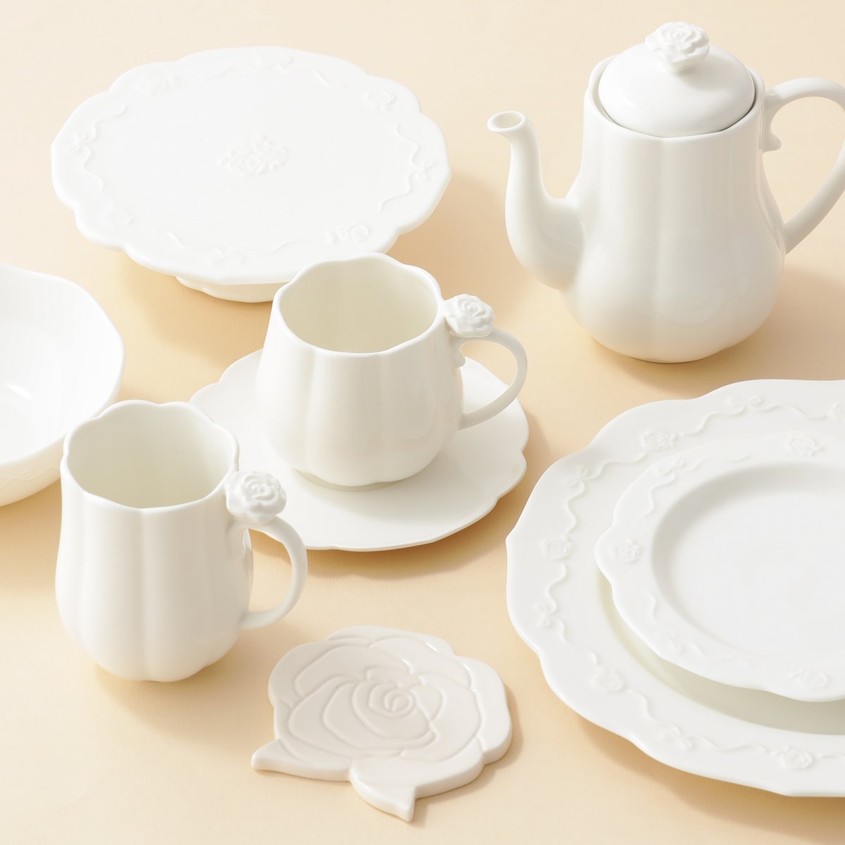 Francfranc_web's tweet photo. ＼どのコーディネートがすき？／
バラとリボンのデザインが上品な
テーブルウェアが新登場🌹

ハロウィンはもちろん、季節問わず食卓を彩ってくれます。バラを立体的にあしらい、��ボンデザインを取り⼊れました🎀ぜひティータイ��やハロウィンパーティーを楽しんでね🍰

https://t.co/6vAx8Sxnst https://t.co/m9gZcQsyqR