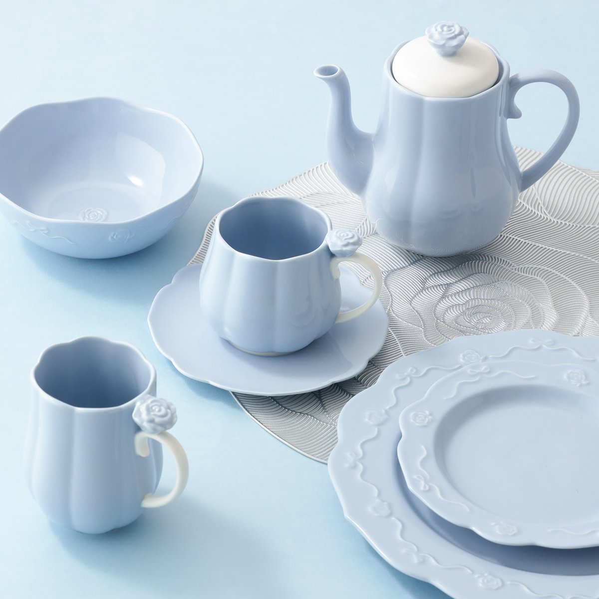 Francfranc_web's tweet photo. ＼どのコーディネートがすき？／
バラとリボンのデザインが上品な
テーブルウェアが新登場🌹

ハロウィンはもちろん、季節問わず食卓を彩ってくれます。バラを立体的にあしらい、��ボンデザインを取り⼊れました🎀ぜひティータイ��やハロウィンパーティーを楽しんでね🍰

https://t.co/6vAx8Sxnst https://t.co/m9gZcQsyqR
