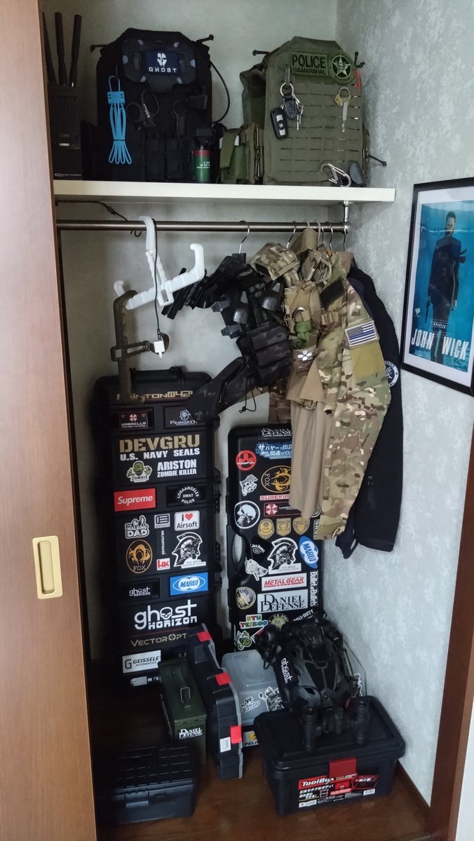 Aristonite04's tweet photo. 引越ししたので、
ガンウォールも新居の押入れの中に引越し https://t.co/etfLzQkxoK