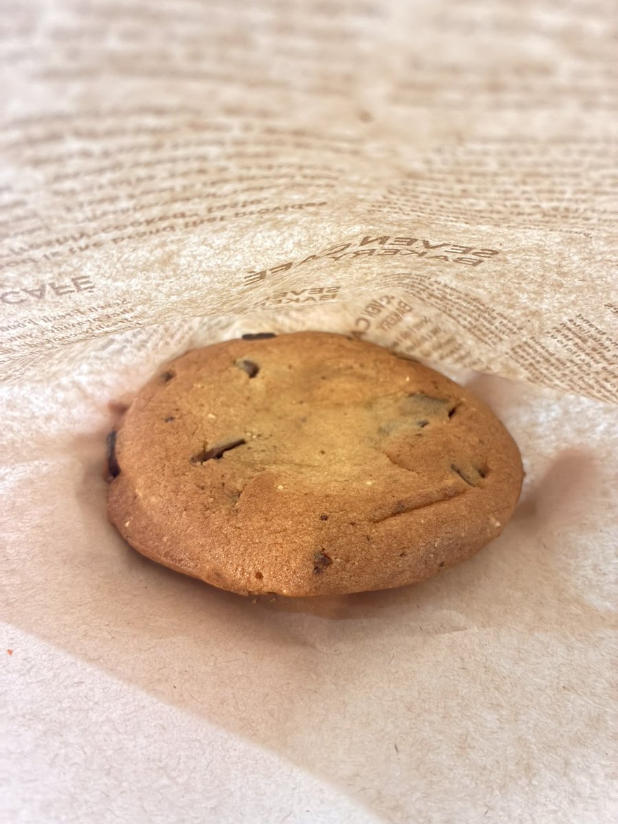 HACHIRO_GVH's tweet photo. ちょっとした甘いもの食べたくなりセブン入ったら、初めて見るチョコクッキーが！

うむ、コレは好きなやつ
#甘党に清き一票を https://t.co/fkkMnKhbnX