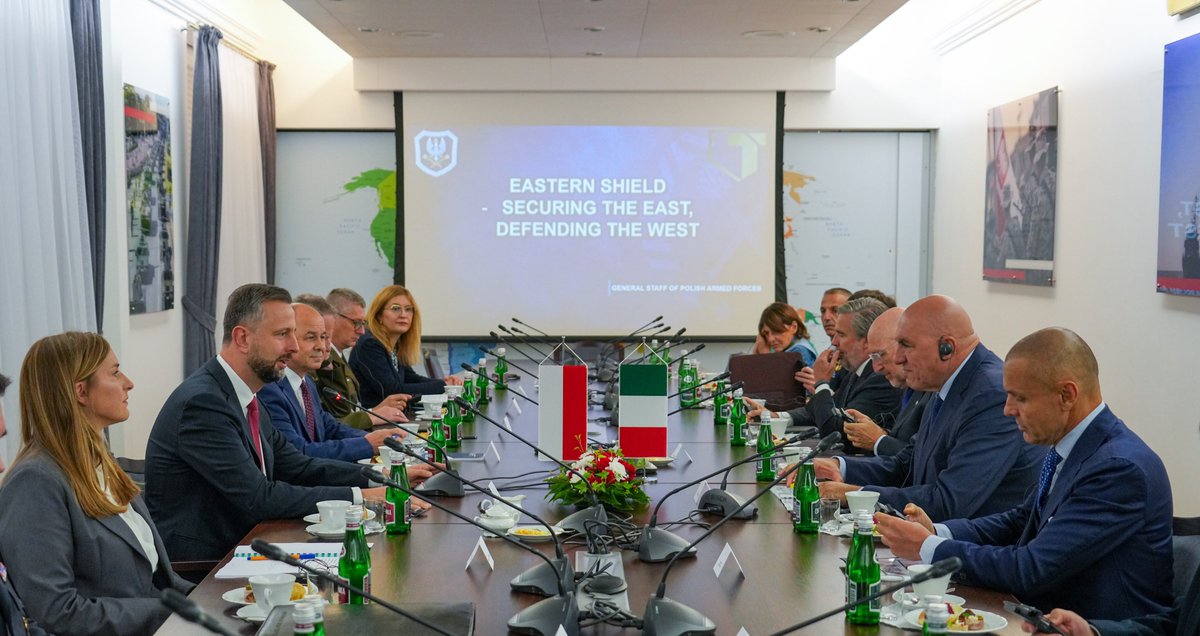 MinisteroDifesa's tweet photo. "Cordiale e proficuo incontro con l'amico e collega polacco @KosiniakKamysz. 
Italia e Polonia sono unite da un legame antico, testimoniato persino dai nostri inni nazionali: in quello polacco viene citata l’Italia e in quello italiano la Polonia. Un rapporto che oggi si traduce in una visione comune delle sfide che abbiamo davanti.
Abbiamo analizzato l’evoluzione della situazione in Ucraina. Condiviso l’impegno a continuare a sostenerla, ricordando che ogni soldato ucraino che perde la vita per difendere il proprio Paese sta, in realtà, difendendo anche una parte d’Europa. Questo impone all’Europa di rafforzare rapidamente le proprie capacità di difesa e deterrenza. 
Difendere la Polonia significa difendere l’Italia e, più in generale, difendere l’Europa significa difendere ciascuna delle nostre Nazioni.
Con il Ministro Kosiniak-Kamysz condividiamo l’obiettivo di contribuire alla costruzione di una difesa europea nella sua dimensione continentale che vada oltre i 27 Stati membri della UE, forte e complementare alla NATO. Un’Europa capace di proteggere le proprie popolazioni e di far comprendere a qualunque possibile avversario che colpire una delle nostre Nazioni significa confrontarsi con tutti noi.
La forza dell’Europa sta nella cooperazione. Pensare che ciascun Paese possa affrontare da solo le minacce di oggi significa renderlo più debole. Più siamo capaci di lavorare insieme, più forte diventa ogni singola Nazione e più credibile diventa la nostra deterrenza. 
La Polonia è un esempio per la rapidità con cui ha reagito al nuovo scenario di sicurezza e per quanto sta facendo sul Fianco Est. L’Italia continuerà a garantire il proprio contributo alla NATO e alla sicurezza dell’area, dove sono impegnati oltre 2.000 militari italiani.
Dobbiamo lavorare insieme anche sul futuro della Difesa: difesa aerea integrata, spazio, intelligenza artificiale, sistemi unmanned e robotici, contrasto alle minacce ibride, mobilità militare e cooperazione industriale. In questa fase serve più che mai condividere capacità tra Alleati perché un alleato più forte rende più forti tutti noi.
Italia e Polonia hanno in comune, inoltre, la volontà di rafforzare l’industria europea della difesa e sviluppare nuove forme di cooperazione, dagli elicotteri agli F-35, fino alle infrastrutture strategiche necessarie alla NATO".
Così il Ministro @GuidoCrosetto a Varsavia nell’ambito della serie di visite ufficiali all’estero attualmente in corso.