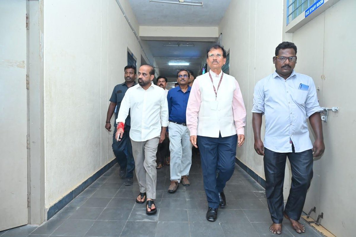 OfficeOfSKY's tweet photo. NBA Accreditation సాధించిన ధర్మవరం ప్రభుత్వ పాలిటెక్నిక్ కళాశాలను మంత్రి శ్రీ @satyakumar_y గారు సందర్శించారు. అధ్యాపకులు, సిబ్బంది, విద్యార్థులను అభినందిస్తూ, వారి భవిష్యత్ లక్ష్యాలు, కెరీర్ అవకాశాలు, నైపుణ్యాభివృద్ధిపై మాట్లాడారు. స్పష్టమైన లక్ష్యం, ఆత్మవిశ్వాసం, నైపుణ్యాలతో ఉద్యోగాలు పొందేవారిగా మాత్రమే కాకుండా ఉద్యోగాలు కల్పించే స్థాయికి విద్యార్థులు ఎదగాలని సూచించారు.

కళాశాలలో Centre of Excellence ఏర్పాటుకు కృషి చేస్తున్నామని, ఆధునిక సాంకేతిక విద్య, నైపుణ్యాభివృద్ధితో ధర్మవరం విద్యార్థులు భవిష్యత్‌లో దేశాభివృద్ధిలో భాగస్వాములు కావాలని మంత్రివర్యులు ఆకాంక్షించారు.

#NBAAccreditation #𝖲𝗄𝗂𝗅𝗅𝖣𝖾𝗏𝖾𝗅𝗈𝗉𝗆𝖾𝗇𝗍