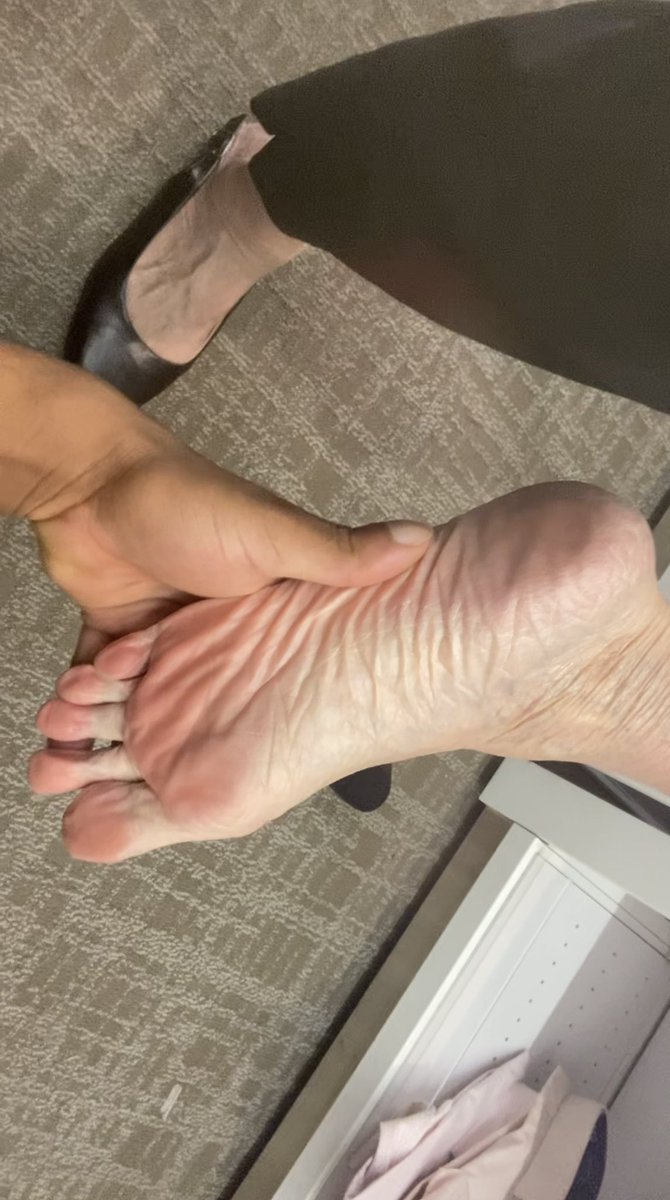 iLikeMilfFeet's tweet photo. White GILF soles Size 10 https://t.co/gL4c0j9Pdj