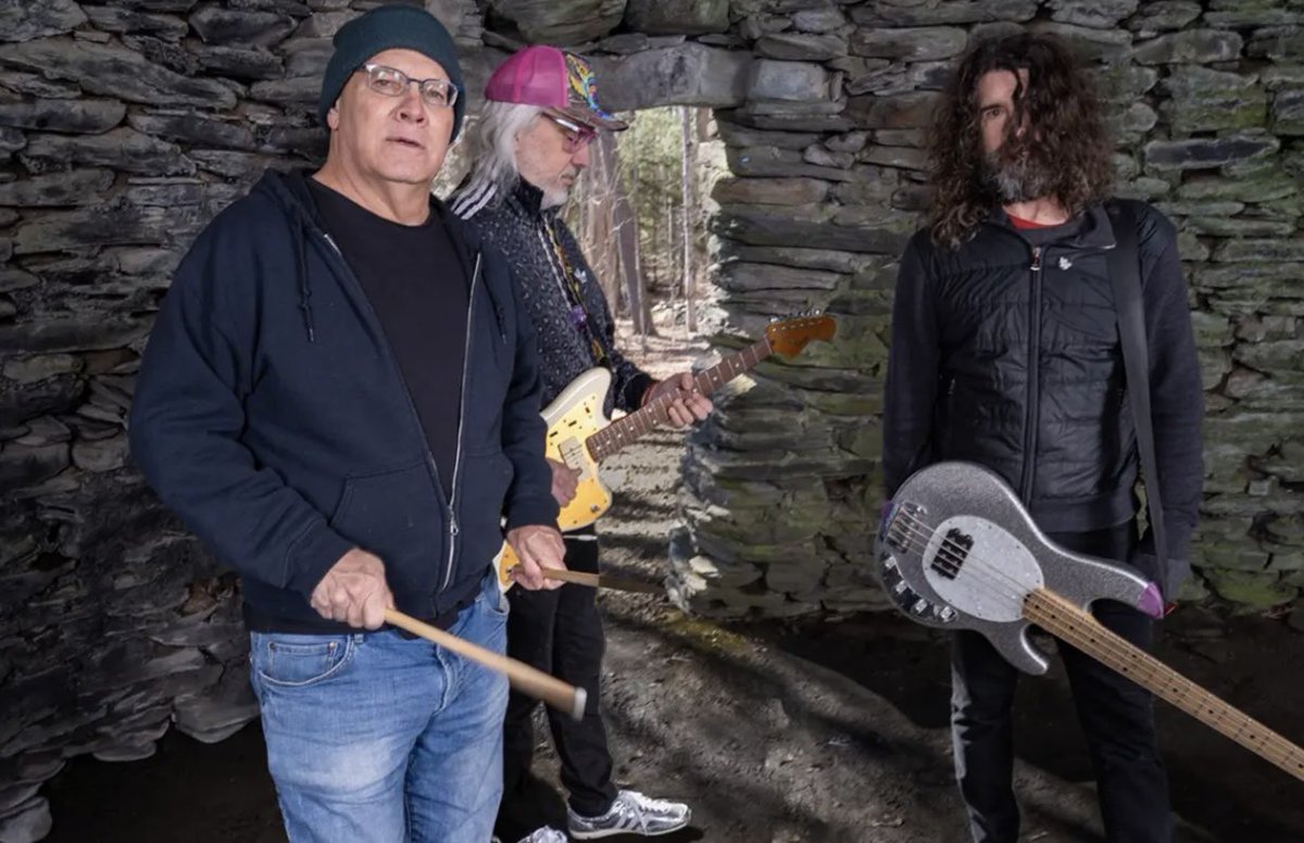 DebuOf's tweet photo. dinosaur jr.フェスで来日するけど単独がよかったと思うのは私だけ??単独で長尺セトリで観たかったんだけどな💦
街中でダイナソーのシャツをなかなかの頻度で見るけど本当に好きなのか?ファッションなのか?謎。
#ダイナソージュニア
#dinosaurjr https://t.co/ILlRPEX8As