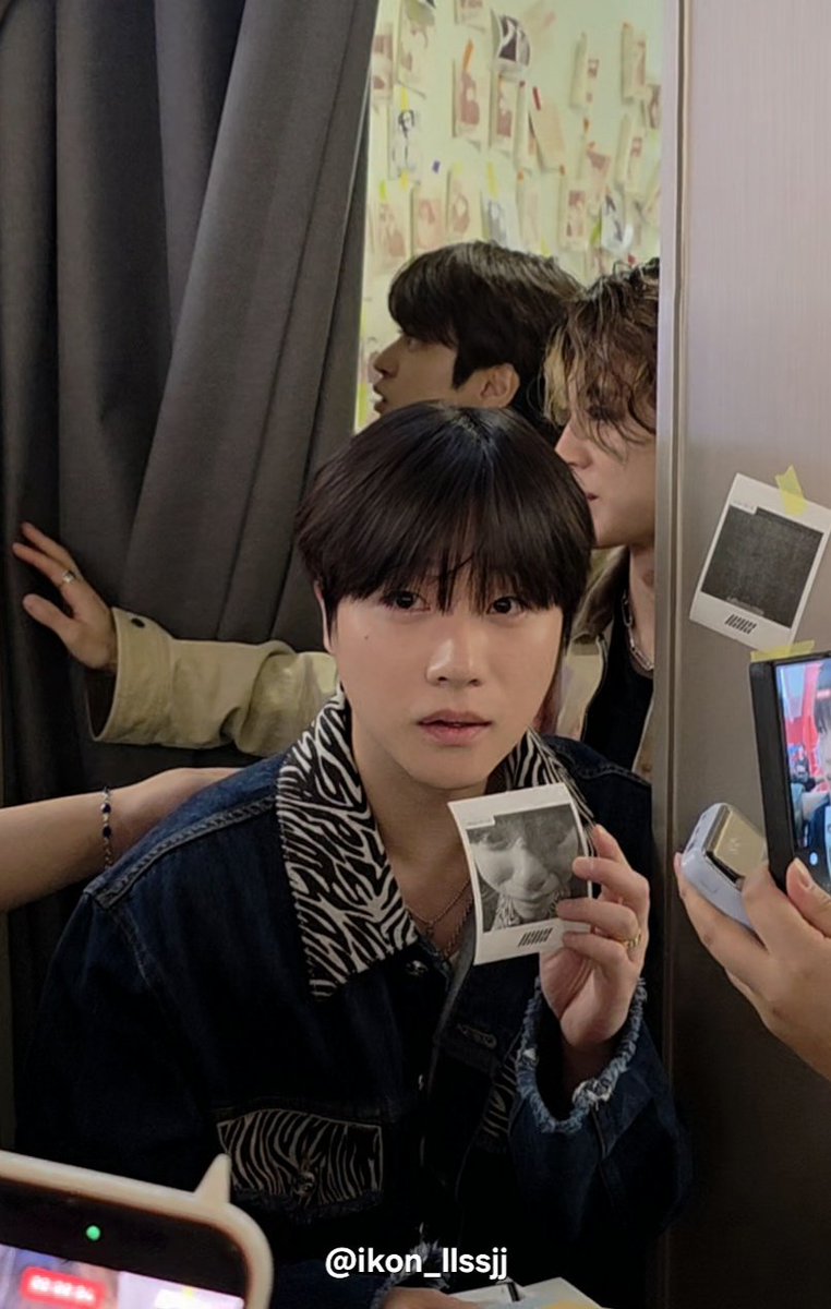 ikon_llssjj's tweet photo. 260915 #iKON #아이콘 #진환 #JAY
아 부스에서 찍은 사진 보여주는 김진환 너무귀여운데
사진뭐얔ㅋㅋㅋㅋㅋㅋㅋㅋ https://t.co/dB8pgjCflS
