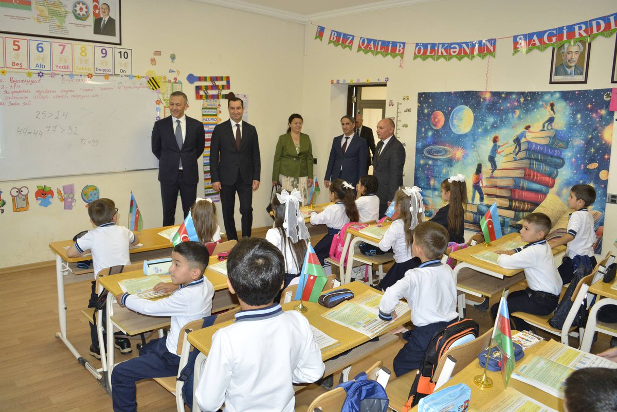 tehsilgovaz's tweet photo. Sentyabrın 15-də Elm və Təhsil Nazirliyinin Aparat rəhbəri Mətin Kərimli Şamaxı rayonunda Bilik Günü münasibətilə keçirilən tədbirdə iştirak edib.

Tədbirdə çıxış edən Mətin Kərimli müəllim və şagirdləri yeni tədris ili münasibətilə təbrik edərək təhsilin keyfiyyətinin yüksəldilməsində məktəb kollektivinin qarşısında duran vəzifələrdən, şagirdlərin bilik və bacarıqlarının inkişaf etdirilməsinin və onların müasir dövrün tələblərinə uyğun hazırlanmasının vacibliyindən danışıb.

Ətraflı: https://t.co/EaM4cY1xEK

#ElmVəTəhsilNazirliyi #BilikGünü #YeniTədrisİli