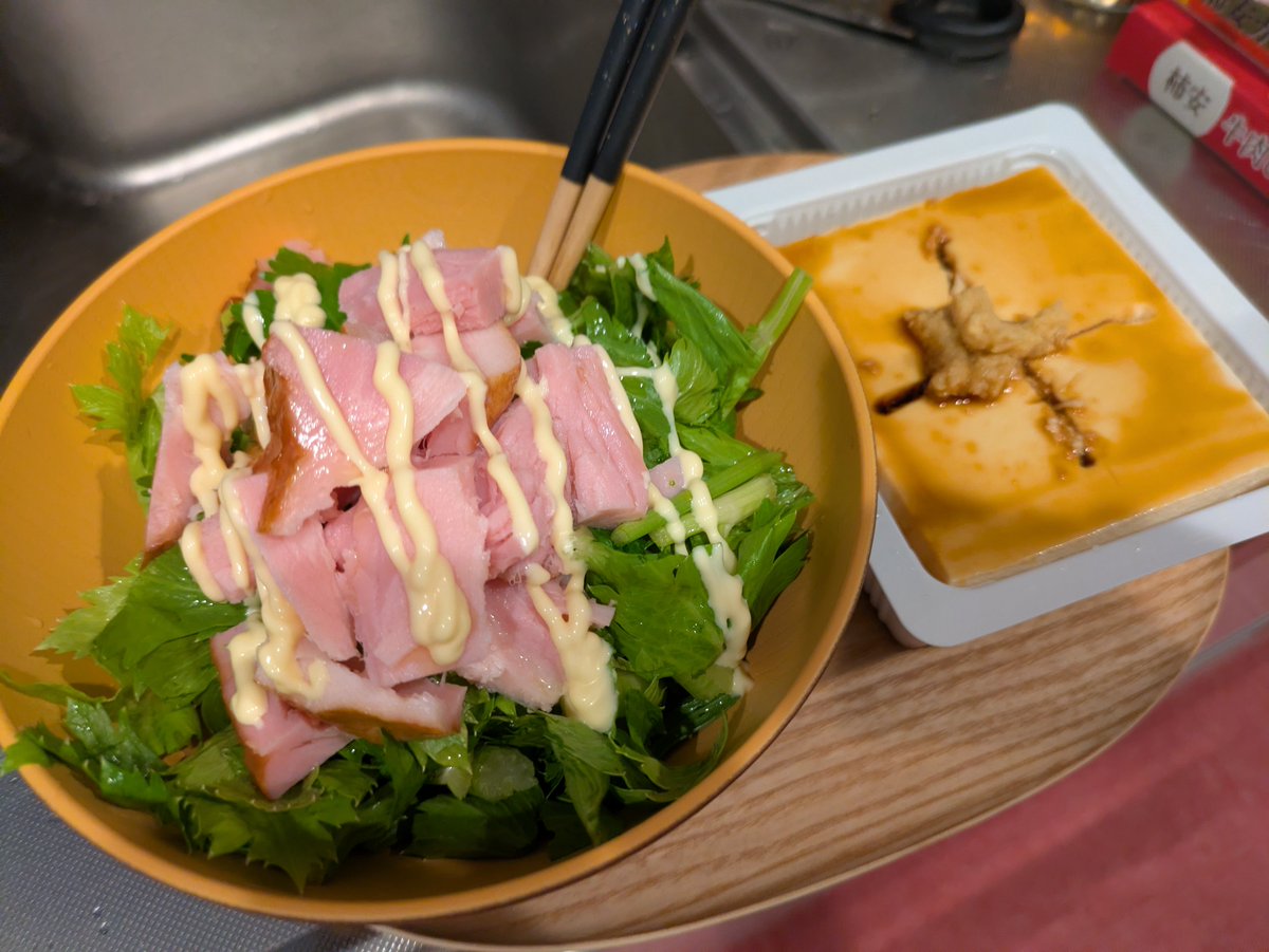 unpa23's tweet photo. 晩飯！　セルリ丼！豆腐！ https://t.co/BDwW1sbgtj
