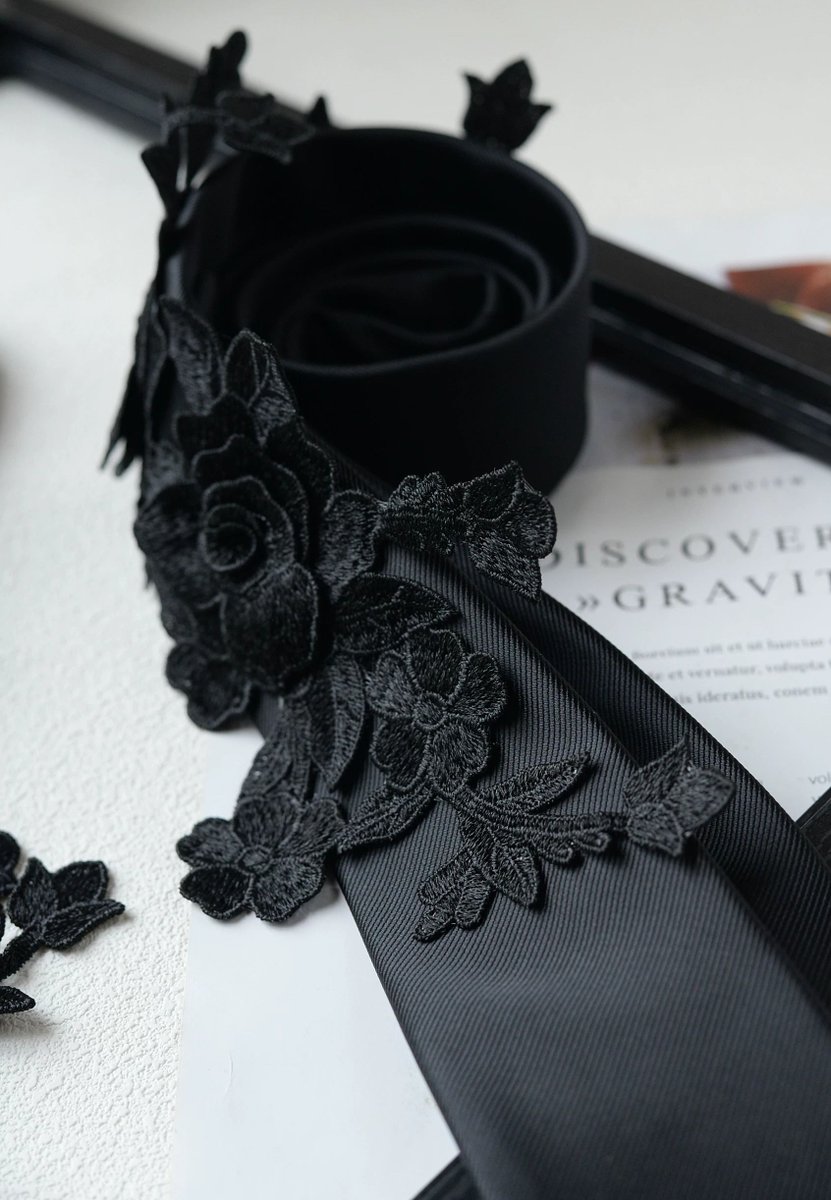 ManusxMachina's tweet photo. 黒薔薇の刺繍ネクタイ 
https://t.co/qhMkhF9dEm 
闇夜にひっそりと咲く黒薔薇を刺繍したネクタイ。幾重にも花びらを重ねた立体的な薔薇と、輪郭からこぼれ出すように伸びる枝葉が、繊細で妖艶な表情を描きます。華やかさの中にどこか退廃的な気配を漂わせて。 https://t.co/ROleSpTBfH