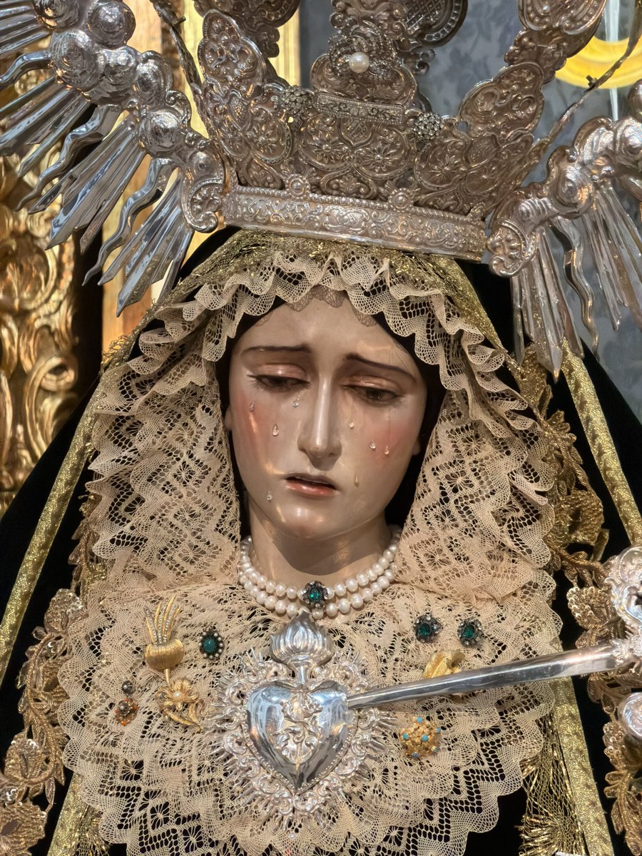 seeergiogil's tweet photo. Día de los Dolores Gloriosos.

Encontrármela hoy en besamanos ha sido la gran sorpresa del día. De lo mejor que tenemos en Málaga.

Que una imagen así no pise la calle y que no tenga detrás una hermandad de primer nivel es, sencillamente, para hacérnoslo mirar en #CofradíasMLG https://t.co/QcWZbLQIiE