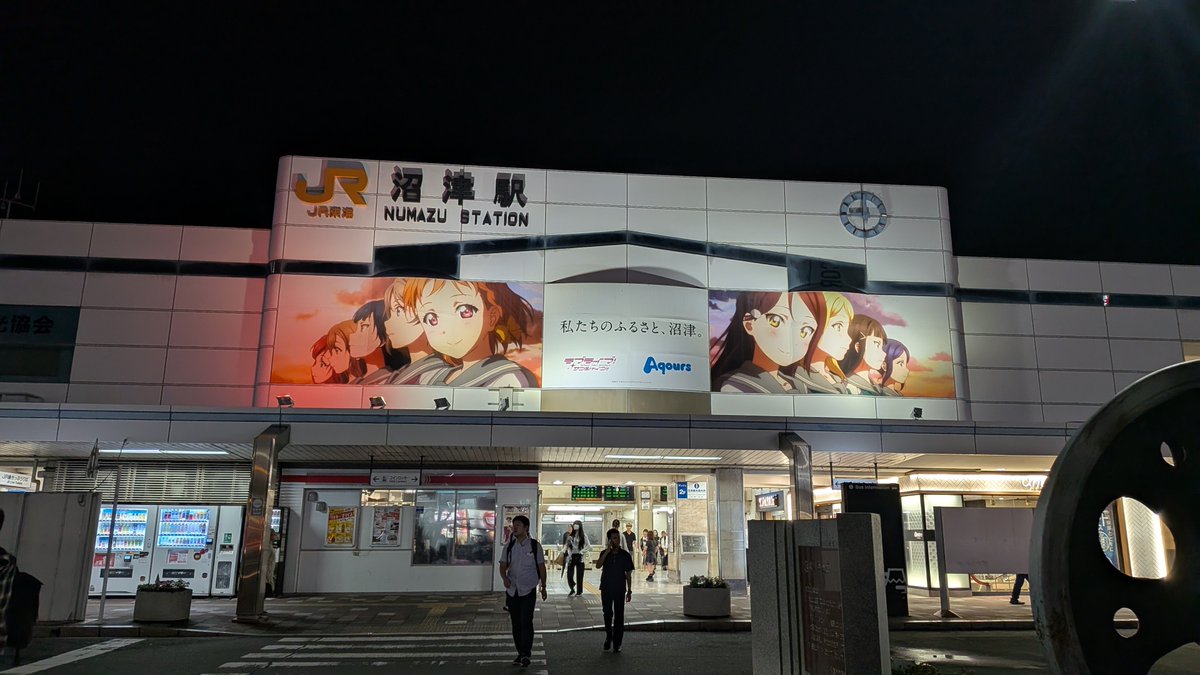 w25t's tweet photo. 毎年、この時期のライトアップこんなんだったっけ？ https://t.co/OmoUsx8gyF