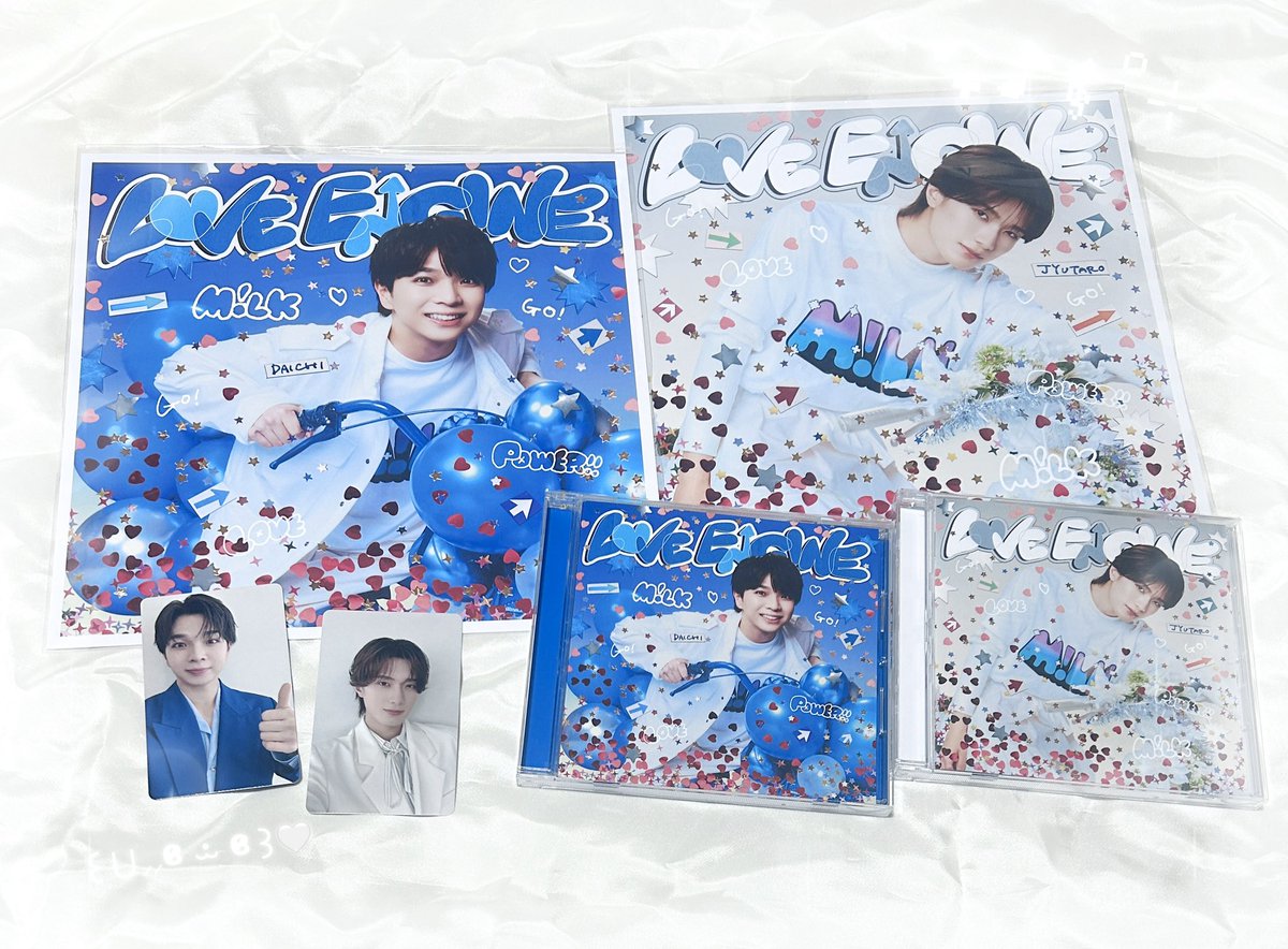 _1OSalty's tweet photo. ワーイ！届いてたぞ~♬
メガジャケ最高すぎる！😭💙🤍
トレカも可愛いね𖤐 ̖́-
#MILK時空超えてフラゲ日 https://t.co/VKZjMqESdU