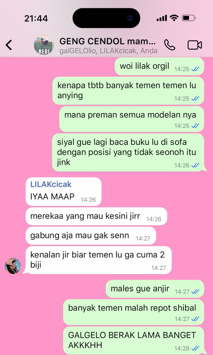 scabbersiu's tweet photo. the love triangle

— jeno short tweets au https://t.co/SjUZOmB16c
