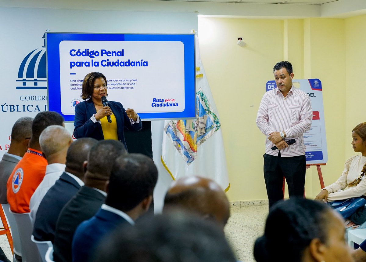 DefensorRD's tweet photo. 📍 ¡Monte Plata se suma a la Ruta por la Ciudadanía! 🇩🇴

Cuando la ciudadanía conoce sus derechos, puede participar, exigir y transformar su comunidad. 🙌🏽

Nuestra Ruta por la Ciudadanía llegó a Monte Plata con una jornada para acercar información, derechos y espacios de participación a la gente.

Durante los encuentros presentamos el Sistema Nacional de Deliberación y Ciudadanía y compartimos la charla-taller “Código Penal para la Ciudadanía”, un espacio para conocer sus principales cambios, comprender cómo impactan nuestra vida cotidiana y fortalecer la protección de nuestros derechos. ⚖️