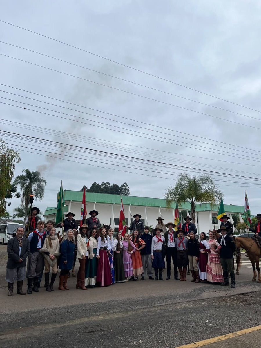 VARGASLIESCH's tweet photo. Semana Farroupilha tá como?

Muita dança, pilcha, música e carne assada

Viva meu Rio Grande amado!!!

🟩🟥🟨 https://t.co/HSoOE9HHje