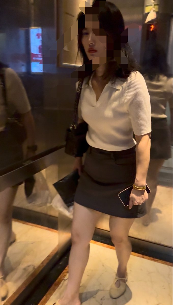 44saolou's tweet photo. 新鲜出炉 之前一直以为这个点的女主不怎么好看 直到一次偶然机会发现了女主 一路尾随进电梯 看到鞋脱的一瞬间直接颅内高潮了 直接拿去楼道爽玩 https://t.co/deoqgKJPya