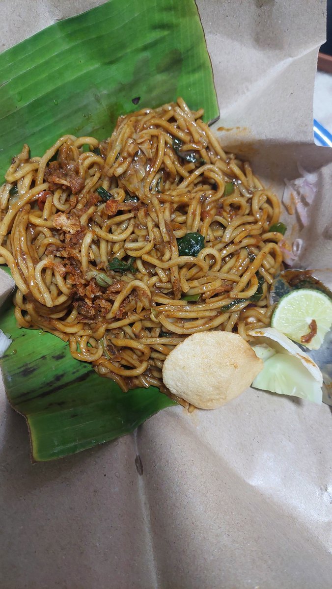 chorongchorongn's tweet photo. Merayakan ulang tahun abang @eaJPark dengan makan mie aceh goreng basah langsung di acehβ‘
Selamat ulang tahun, abangβ‘
Semoga hari ini kamu makan enak juga ya bang.
Met makan semuanyaβ¨οΈπ½
#TheChapter34OfeaJ https://t.co/TKEUg4EmD6