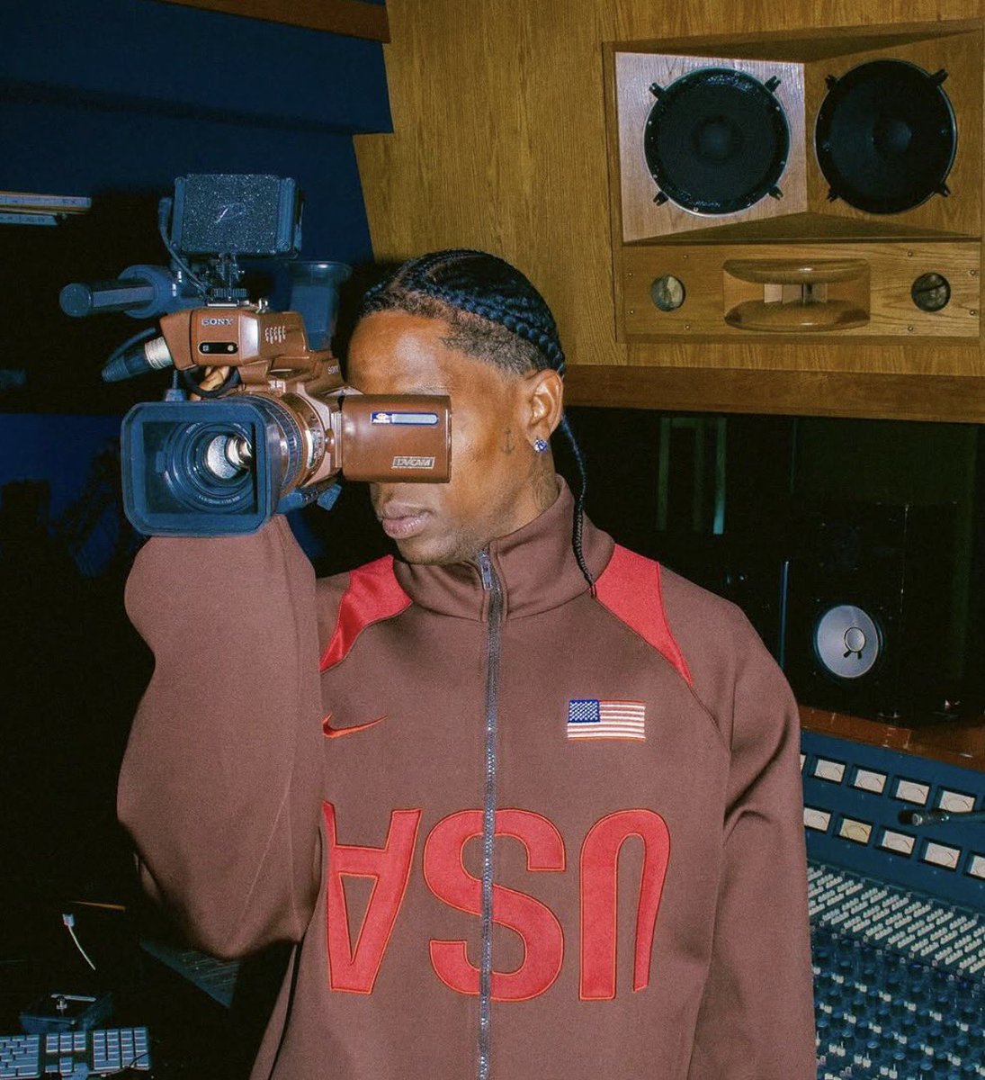 AstroMagazine_'s tweet photo. TRAVIS SCOTT VIENT D’ANNONCER QU’IL SERA DE RETOUR SUR GTA6 

« NOW ITS TIME MY RETURN TO GAME GOTTA COME WITH RAGE AND ALOT OF DANCING LETS RIDE » 🗣️ https://t.co/0bQUmm8tS9
