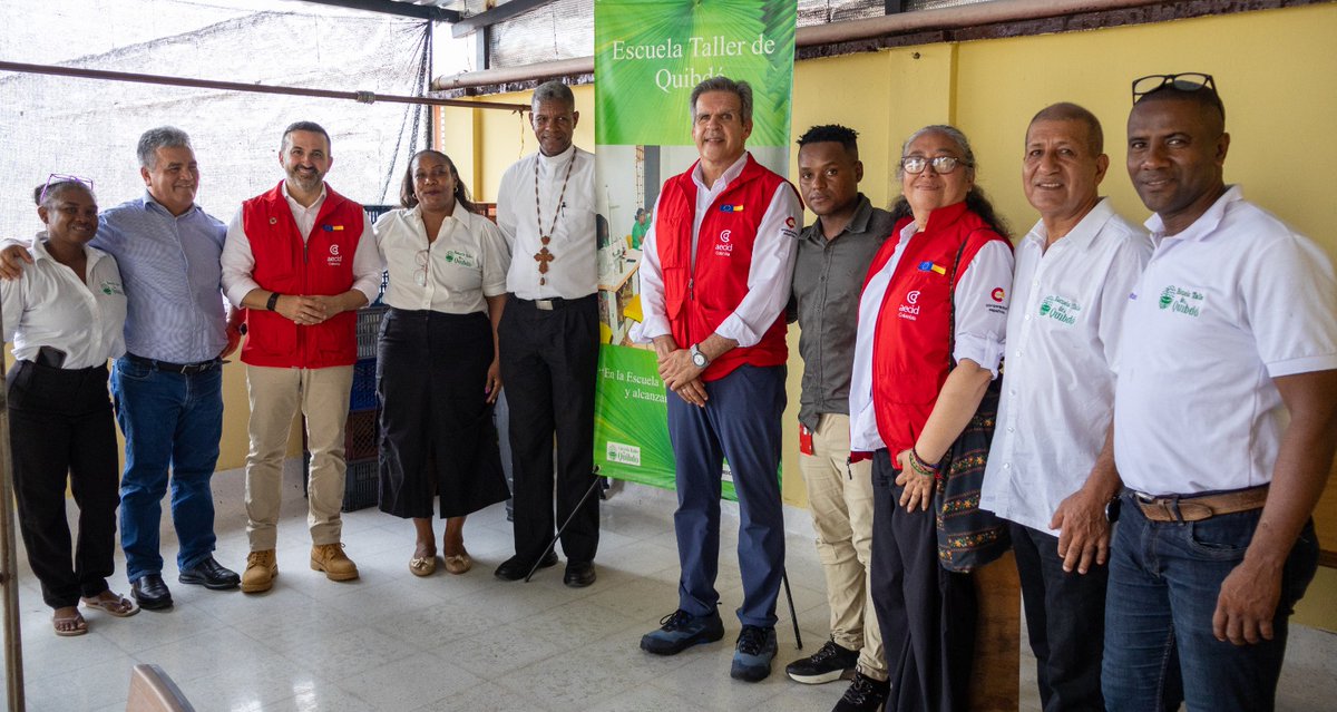 AECIDColombia's tweet photo. 🇪🇸🤝🏿🇨🇴El embajador de España en Colombia, visita Chocó y reafirma el apoyo ante la emergencia por el terremoto del pasado mes de agosto

A través de la @AECID_es , el Gobierno de España ha aportado más de $500 millones a la @GobChoco para atender a las comunidades afectadas. 1/3 https://t.co/Db1e4W097T