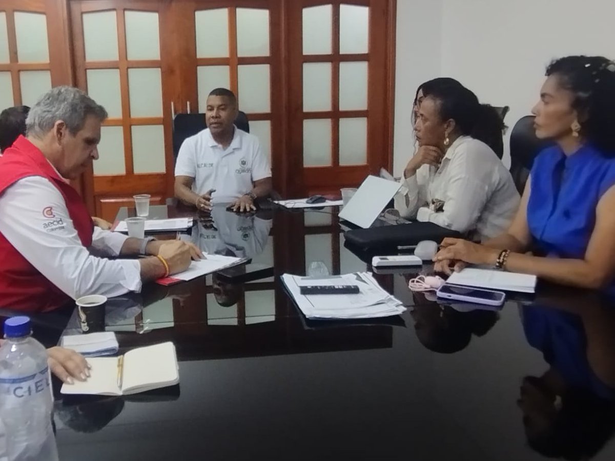 AECIDColombia's tweet photo. 🇪🇸🤝🏿🇨🇴El embajador de España en Colombia, visita Chocó y reafirma el apoyo ante la emergencia por el terremoto del pasado mes de agosto

A través de la @AECID_es , el Gobierno de España ha aportado más de $500 millones a la @GobChoco para atender a las comunidades afectadas. 1/3 https://t.co/Db1e4W097T