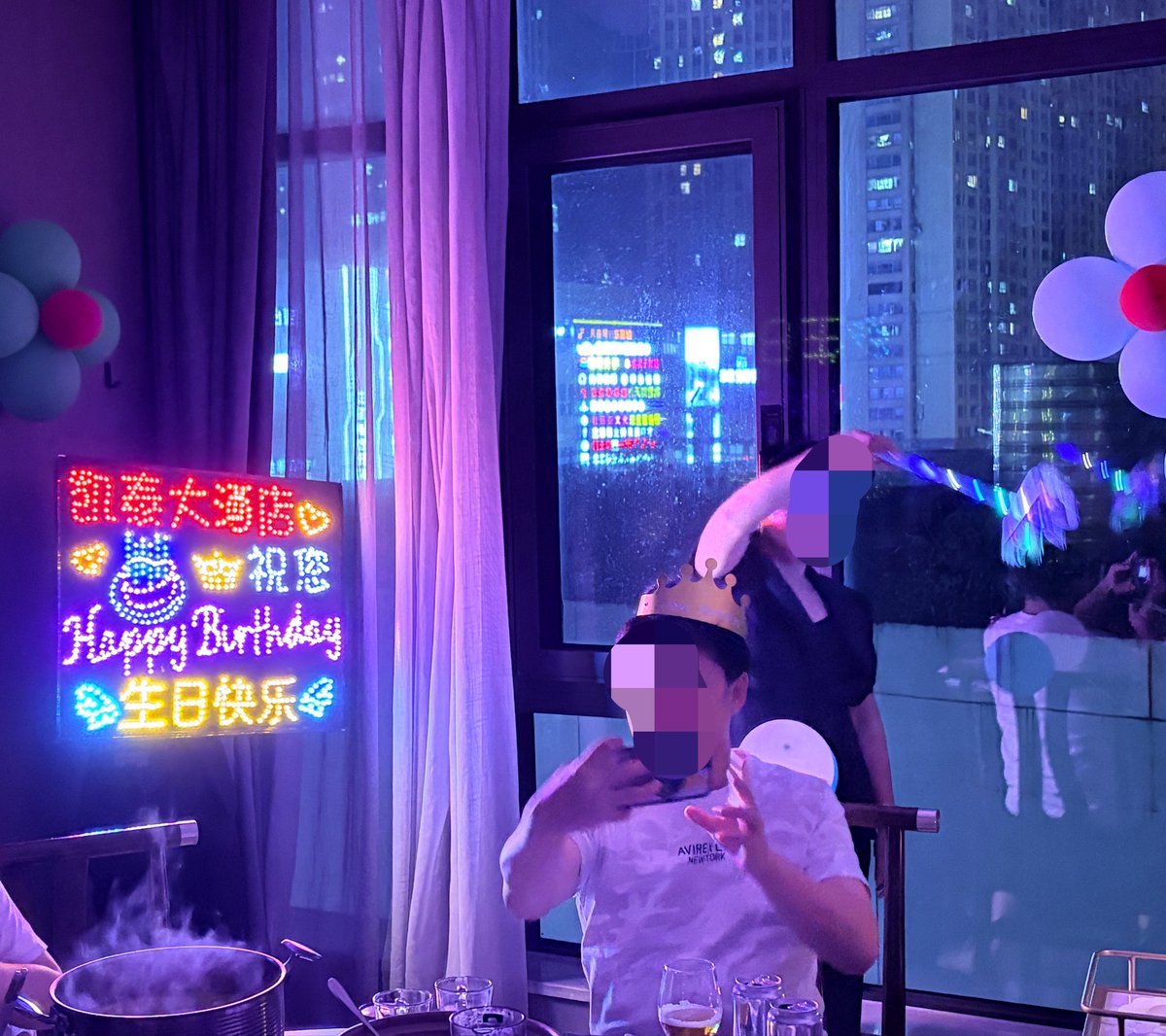 caseyleee1's tweet photo. 今天是我的日本总经理生日🎂，我们一起🎉，很开心🥳 https://t.co/YFZbSwEEdn