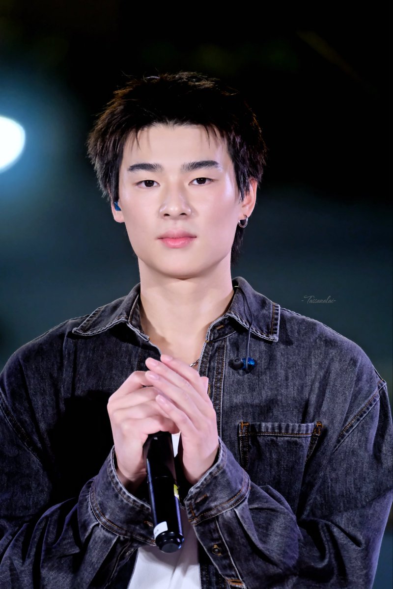 BeeBee_tsnl's tweet photo. เวสเกตมีหนุ่มตี๋ละ หล่อมากด้วยค้าบบบ 

#JANUS_VVV @janusiraa 
#CentralWestgate #VVV_TRIPLEV
#VVV_TornadoBuskingatCentralWestgate https://t.co/lLdE062EcF