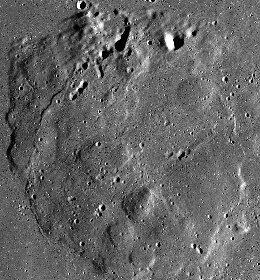 NASA_es's tweet photo. ¿Y si pudiéramos explorar la Luna con inteligencia artificial? 🌙 

Conoce el Modelo Fundacional Lunar NASA-IBM, un nuevo modelo de IA de código abierto entrenado con 17 años de datos lunares para cartografiar cráteres, identificar características geológicas e incluso ayudar a estimar dónde podría haber depósitos de hielo en las regiones más oscuras de la Luna. Descubre más: https://t.co/WHopSUfiis