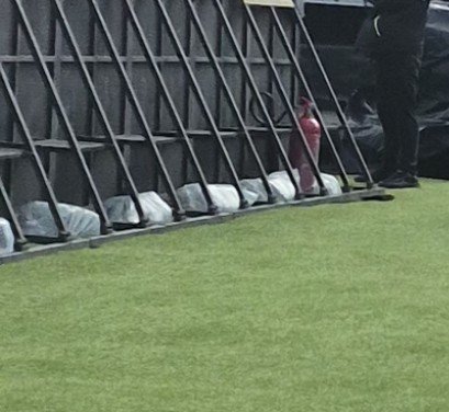 luisagrx_'s tweet photo. Yo creo que las de gradas no se dieron cuenta pero abajo habían muchas bolsas con agua, y los de logística estaban diciendo que fue por pedido del artista, entonces de que stray kids se preocupó de que todas estuvieran hidratadas sin tener que pagar por una botella de agua https://t.co/SwKZudPEc7